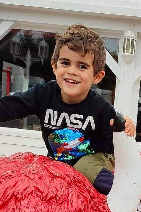 Hayden a rejoint le concours — aidez-le/la à gagner de superbes lots ! child, costume, electric_blue, event, fictional_character, fun, fur, happy, joy, laugh, leisure, person, personal_protective_equipment, recreation, sitting, sleeve, smile, sportswear, t_shirt, toddler