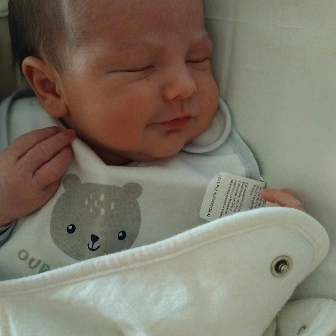 Zaïonn participe au concours pour gagner de l'argent avec cette photo : baby, babywear, bear_print, bed, blanket, child, clothing, cozy, cute, face, hand, indoors, infant, newborn, onesie, peaceful, portrait, rest, sleeping, soft