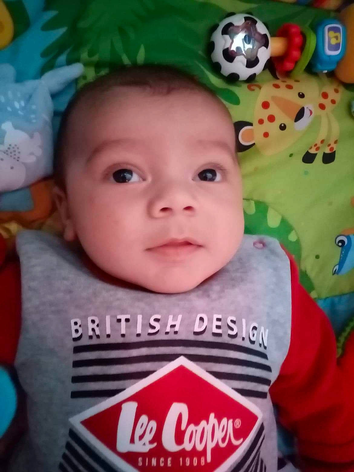 Hamidullah a rejoint le concours — aidez-le/la à gagner de superbes lots ! baby_toddler_clothing, cheek, chin, eye, eyebrow, forehead, green, hair, happy, head, human_body, iris, mouth, nose, organ, person, product, skin, sleeve, textile