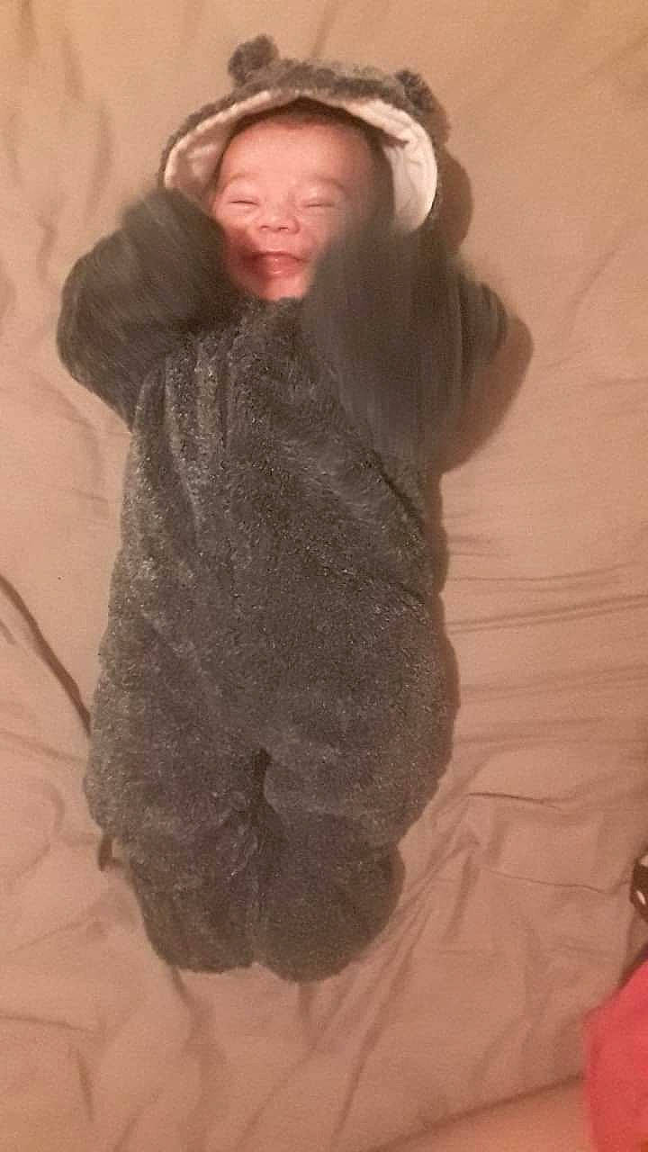 Hamidullah participe au concours pour gagner de l'argent avec cette photo : cap, comfort, facial_hair, fashion_accessory, flooring, fur, fur_clothing, gesture, glove, head, hood, hoodie, human_body, jacket, linens, person, personal_protective_equipment, sleeve, wood, wool