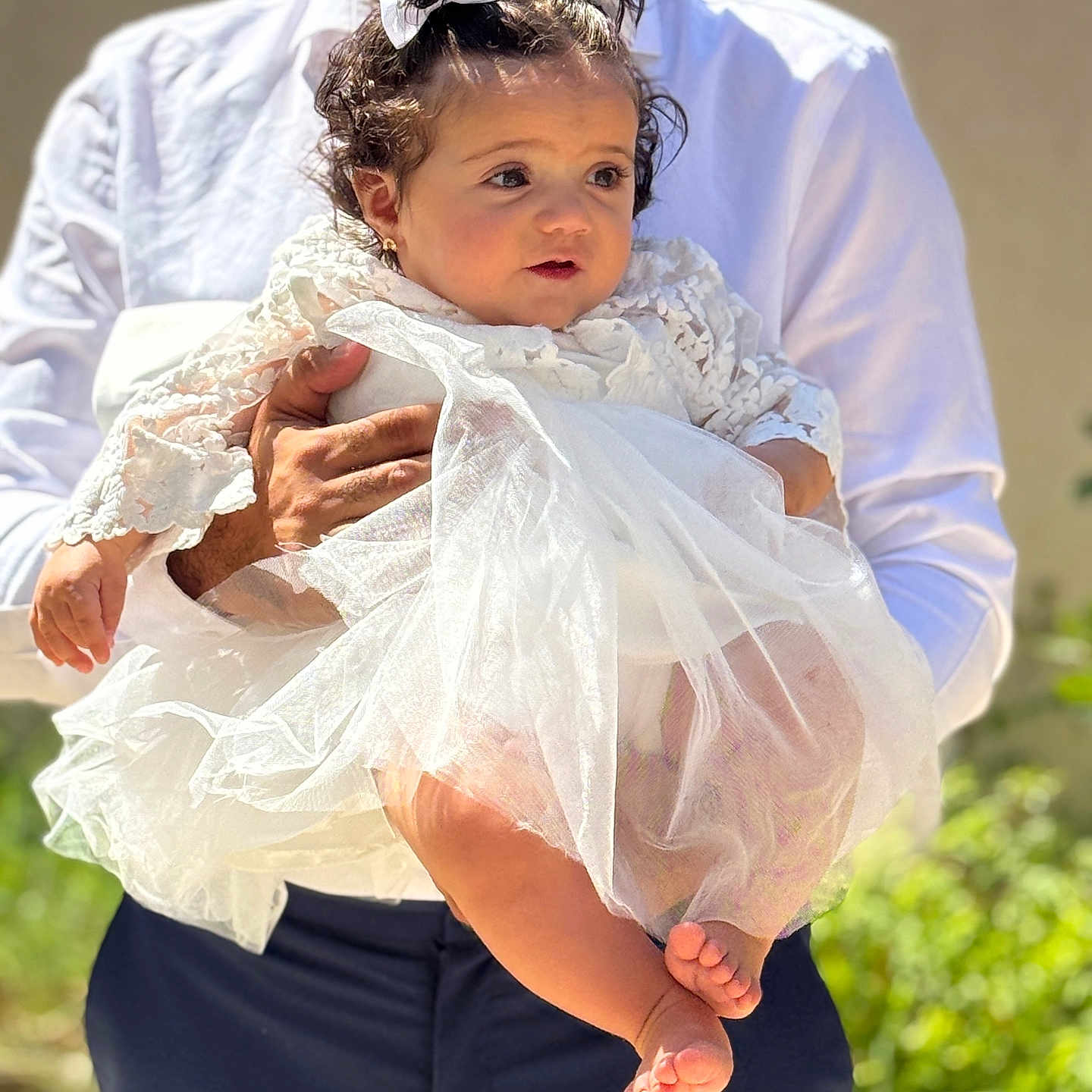 Rym a rejoint le concours — aidez-le/la à gagner de superbes lots ! adult, baby, bows, child, closeup, cute, dress, feet, greenery, hair, hands, happy, holding, lace, outdoor, person, portrait, smile, sunlight, white_clothing