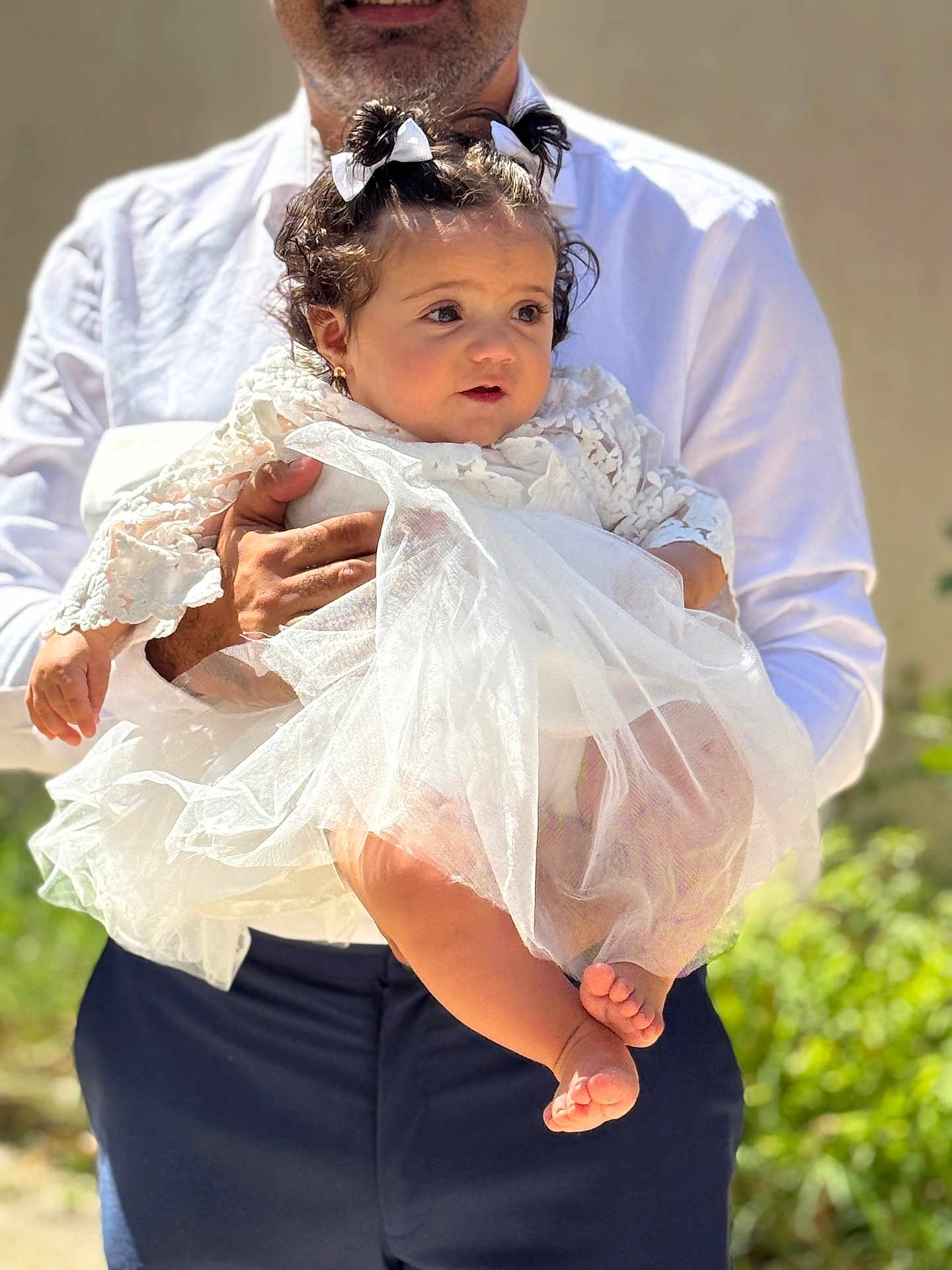 Rym a rejoint le concours — aidez-le/la à gagner de superbes lots ! baby, child, dress, white_clothing, lace, bows, hair, adult, holding, outdoor, sunlight, greenery, portrait, cute, feet, hands, person, closeup, smile, happy