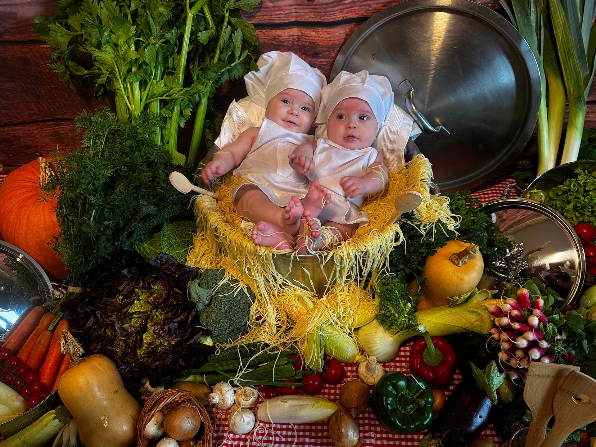 Noah Et Noam participe au concours pour gagner de l'argent avec cette photo : babies, baby, basket, bell_pepper, broccoli, carrots, chef_hat, chef_outfit, cute, eggplant, food, garlic, kitchen_utensils, lettuce, onions, pumpkin, radishes, spaghetti, tablecloth, vegetables