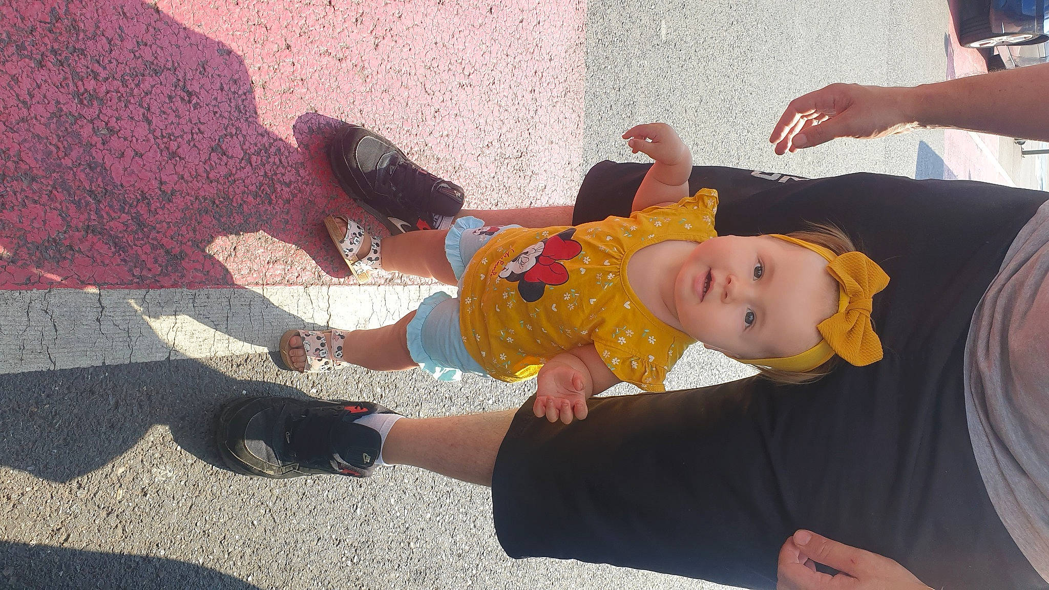 Kélia a rejoint le concours — aidez-le/la à gagner de superbes lots ! arm, baby, baby_toddler_clothing, child, finger, foot, fun, hand, happy, hat, human, human_leg, leg, leisure, person, road_surface, sitting, smile, thigh, toddler