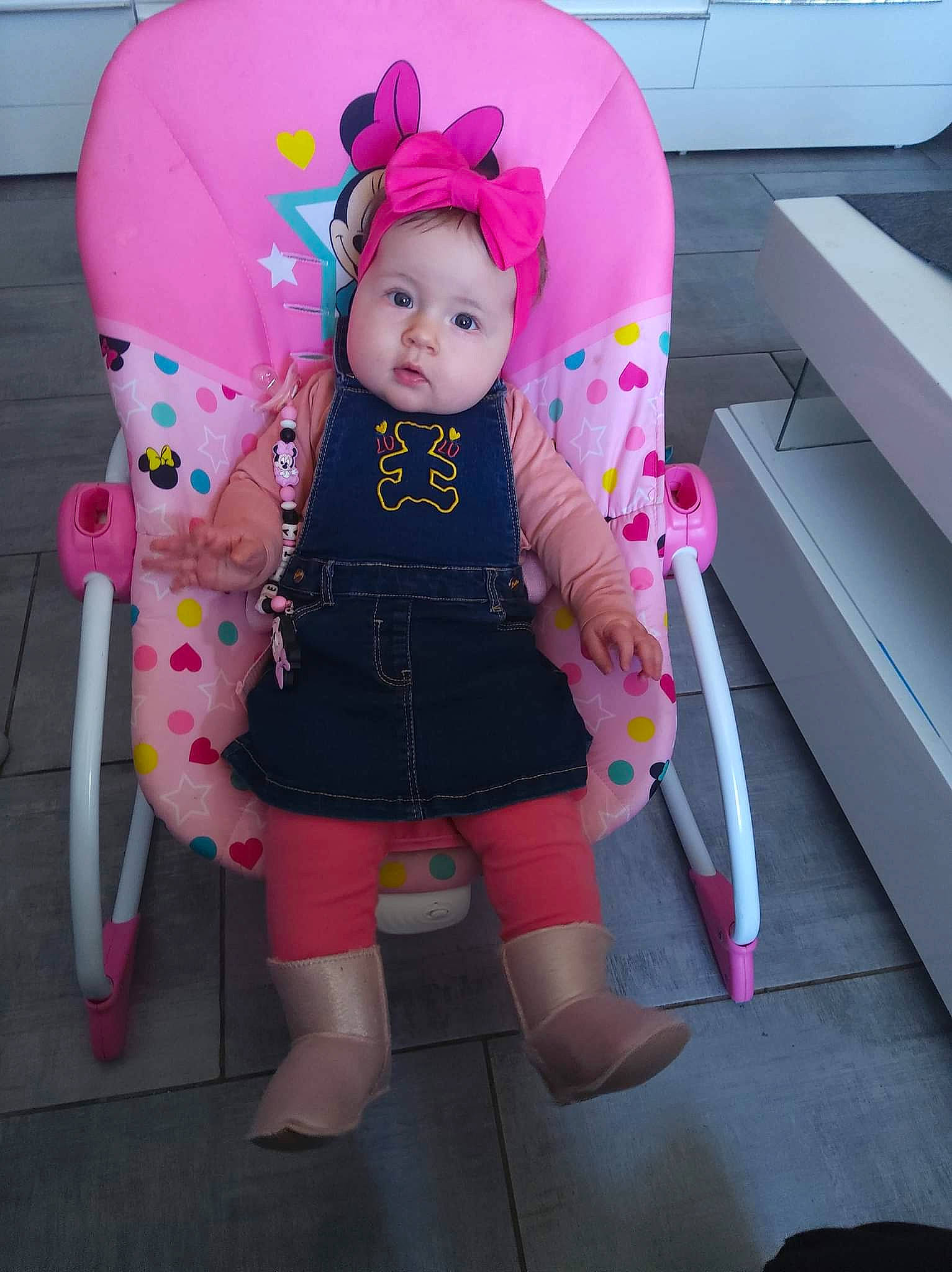 Kélia participe au concours pour gagner de l'argent avec cette photo : baby_products, baby_toddler_clothing, baby_toys, cap, child, costume, doll, fashion_accessory, fashion_design, figurine, fur, headwear, magenta, pattern, person, pink, plush, sleeve, stuffed_toy, t_shirt