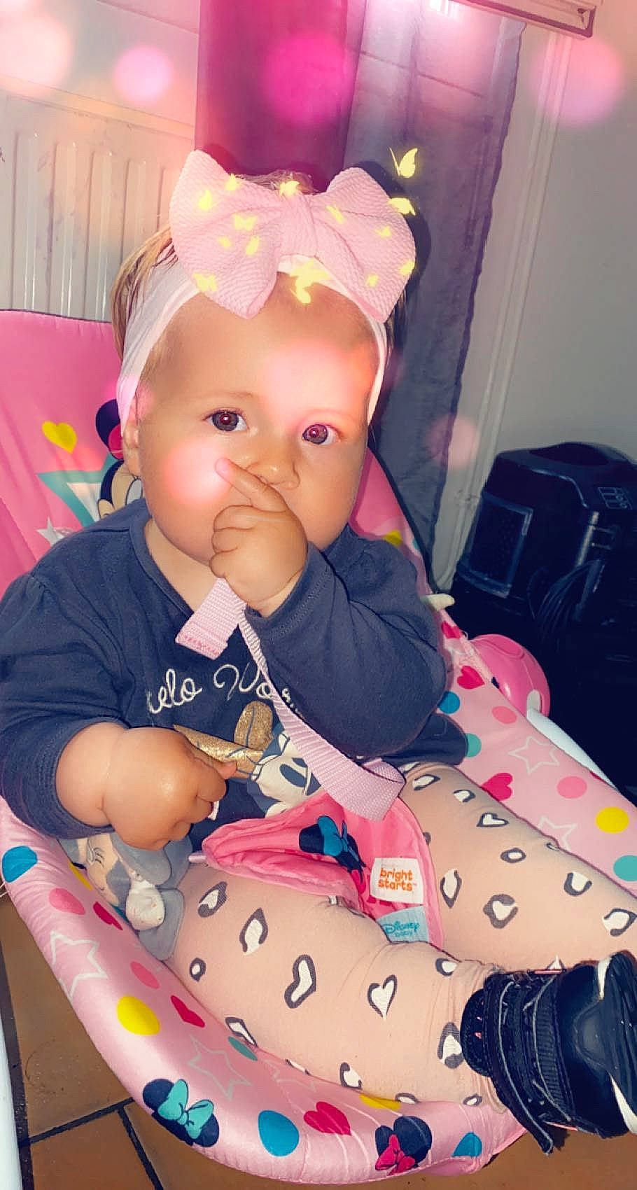 Kélia a rejoint le concours — aidez-le/la à gagner de superbes lots ! baby, baby_products, baby_toddler_clothing, cheek, child, facial_expression, fun, hairstyle, happy, human_body, iris, pattern, person, pink, purple, sitting, skin, sleeve, textile, thigh