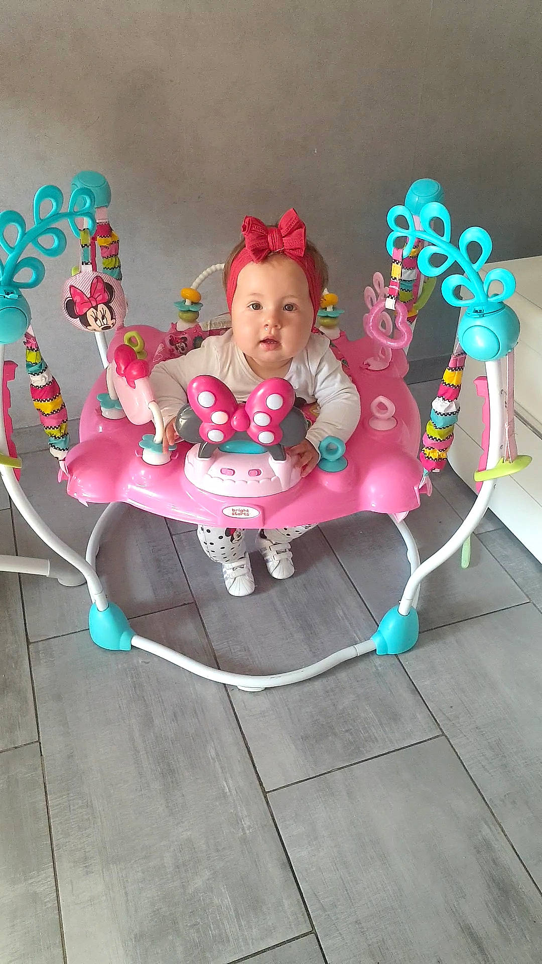 Kélia participe au concours pour gagner de l'argent avec cette photo : baby, baby_products, baby_toddler_clothing, baby_toys, chair, comfort, fashion_accessory, fun, hair_accessory, happy, hardwood, headgear, magenta, outdoor_furniture, person, pink, product, purple, sitting, toddler