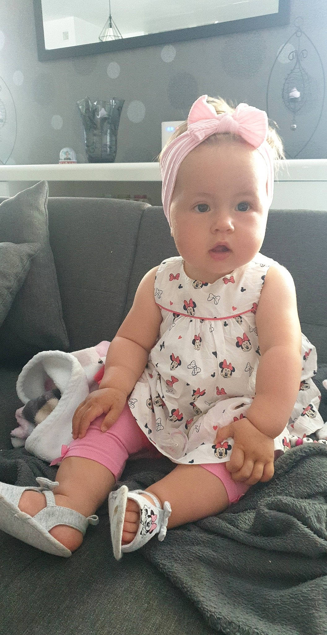 Kélia a rejoint le concours — aidez-le/la à gagner de superbes lots ! baby, baby_toddler_clothing, blond, cheek, child, comfort, happy, human_leg, knee, leg, neck, pattern, person, pink, skin, sleeve, smile, sock, thigh, toddler