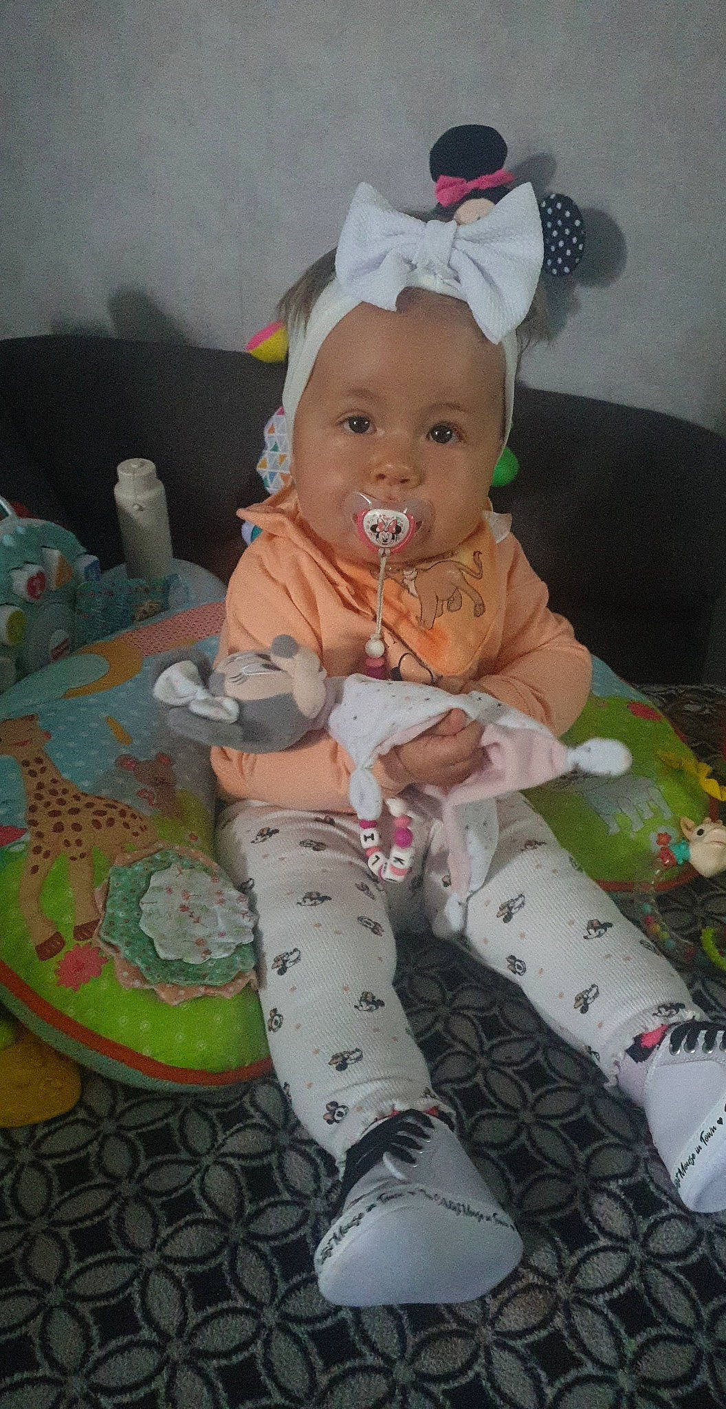 Kélia a rejoint le concours — aidez-le/la à gagner de superbes lots ! baby, baby_products, baby_toddler_clothing, cheek, child, comfort, costume_hat, eye, human_body, lap, linens, person, pink, room, sitting, skin, sleeve, smile, sock, textile