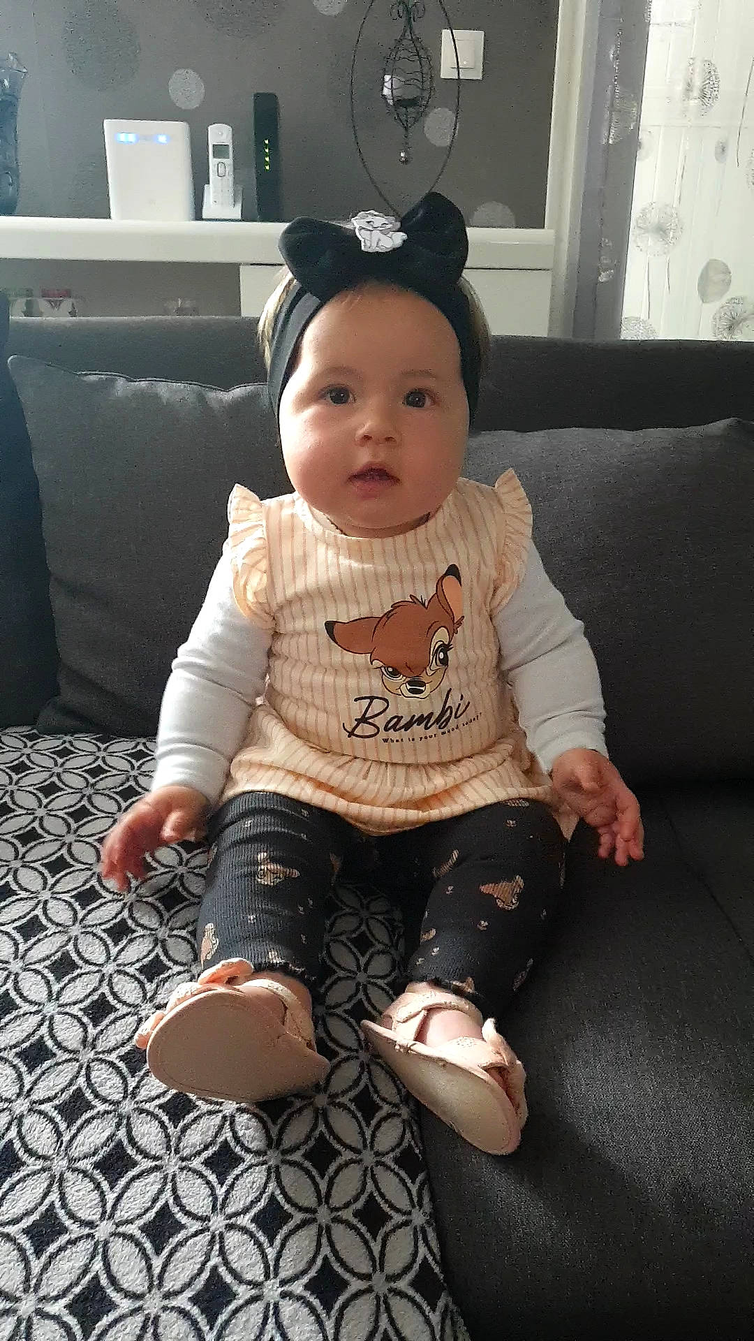 Kélia a rejoint le concours — aidez-le/la à gagner de superbes lots ! baby, baby_toddler_clothing, black, cheek, child, comfort, cool, floor, flooring, fun, happy, head, human_body, person, room, sitting, skin, sleeve, t_shirt, toddler