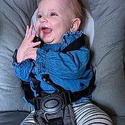 Hermione a rejoint le concours — aidez-le/la à gagner de superbes lots ! baby, infant, smiling, blue_clothing, striped_leggings, baby_seat, safety_harness, happy, clapping_hands, indoor, child, cute, toddler, face, person, seat, comfort, joy, funny_hair, closeup