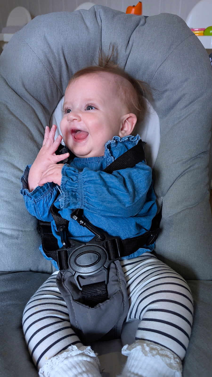 Hermione a rejoint le concours — aidez-le/la à gagner de superbes lots ! baby, infant, smiling, blue_clothing, striped_leggings, baby_seat, safety_harness, happy, clapping_hands, indoor, child, cute, toddler, face, person, seat, comfort, joy, funny_hair, closeup