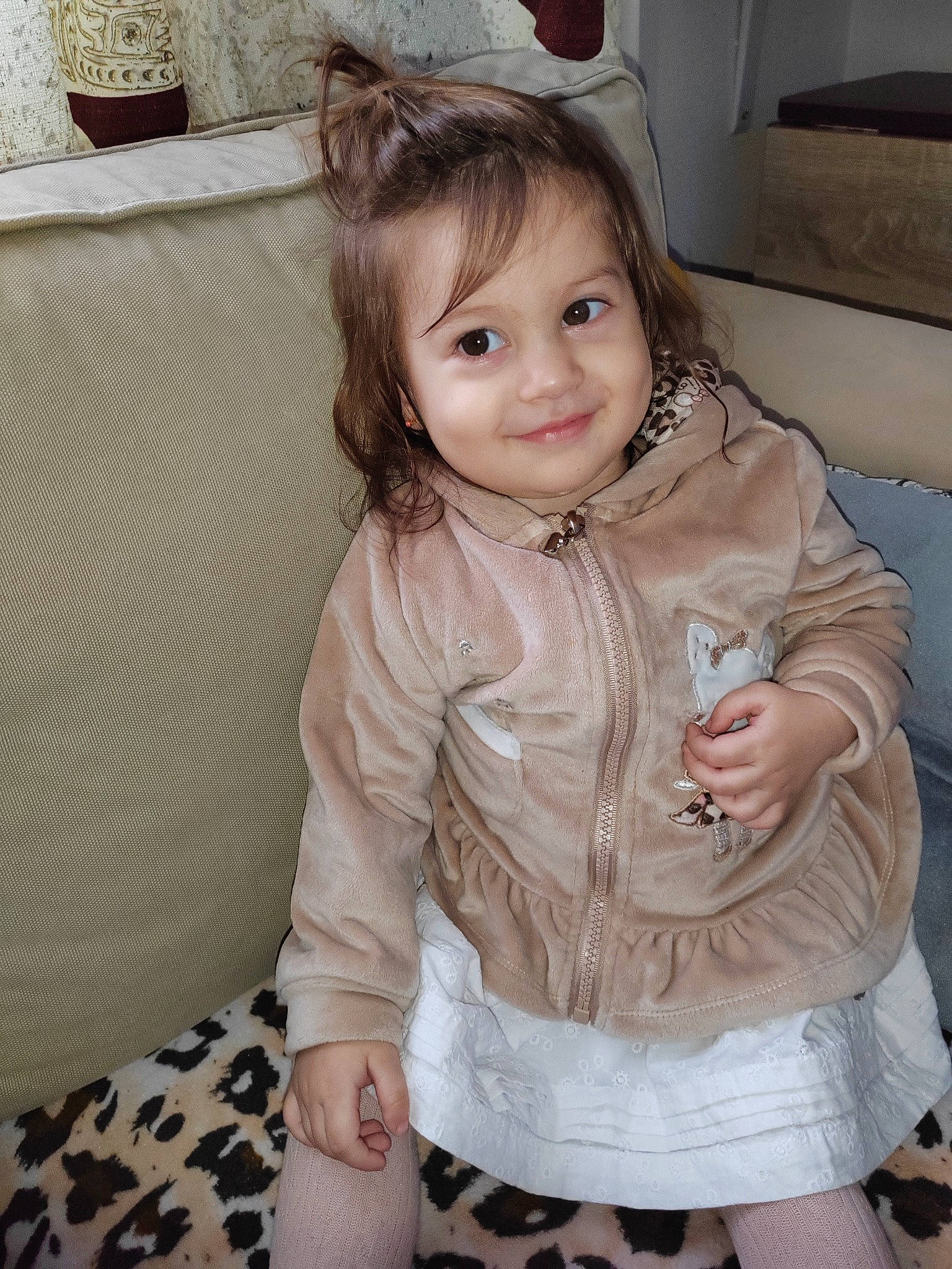 Rebecca a rejoint le concours — aidez-le/la à gagner de superbes lots ! baby_toddler_clothing, blond, cheek, child, clothing, comfort, flooring, hair, hairstyle, happy, head, iris, joy, person, sitting, skin, sleeve, smile, textile, toddler