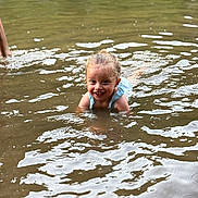Capucine participe au concours pour gagner de l'argent avec cette photo : child, water, smiling, playing, outdoor, river, wet_hair, happy, summer, nature, reflection, face, person, recreation, fun, splash, young, light, ripples, casual