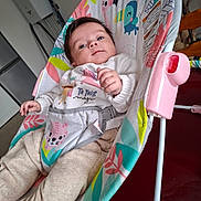 Aluney a rejoint le concours — aidez-le/la à gagner de superbes lots ! baby, infant, baby_rocker, colorful, animal_print, unicorn, clothing, cozy, indoor, furniture, seat, child, cute, person, portrait, face, hand, legs, expression, relaxed