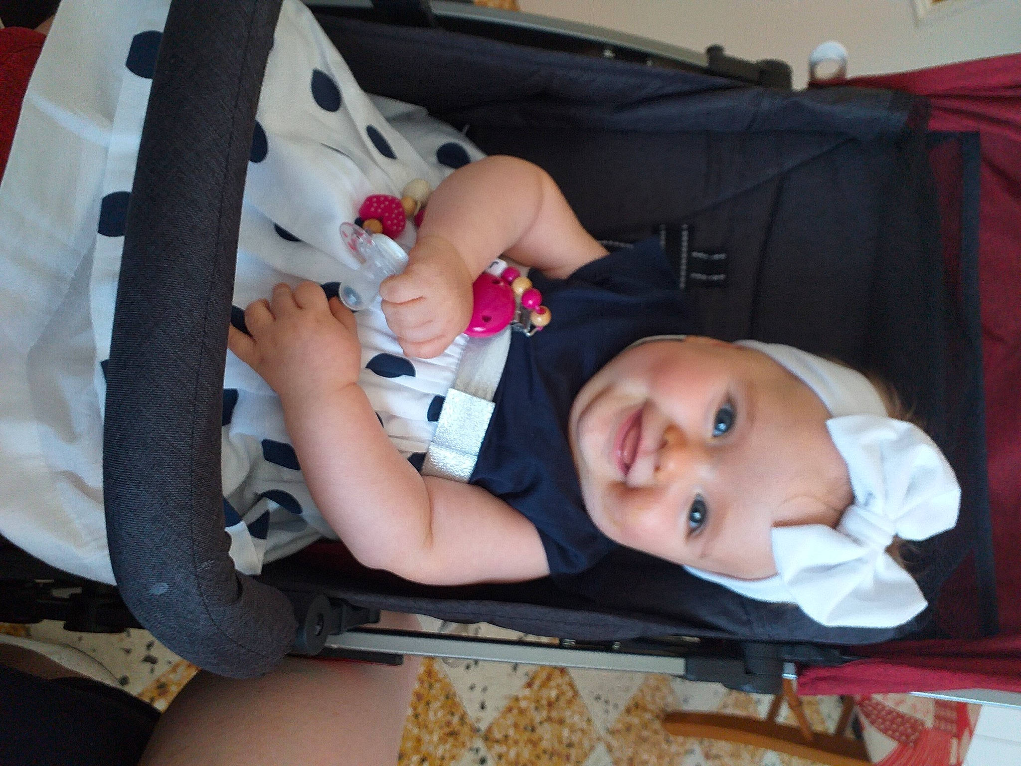 Jade a rejoint le concours — aidez-le/la à gagner de superbes lots ! baby, baby_carriage, baby_products, child, furniture, headwear, joy, leg, nap, person, product, toddler