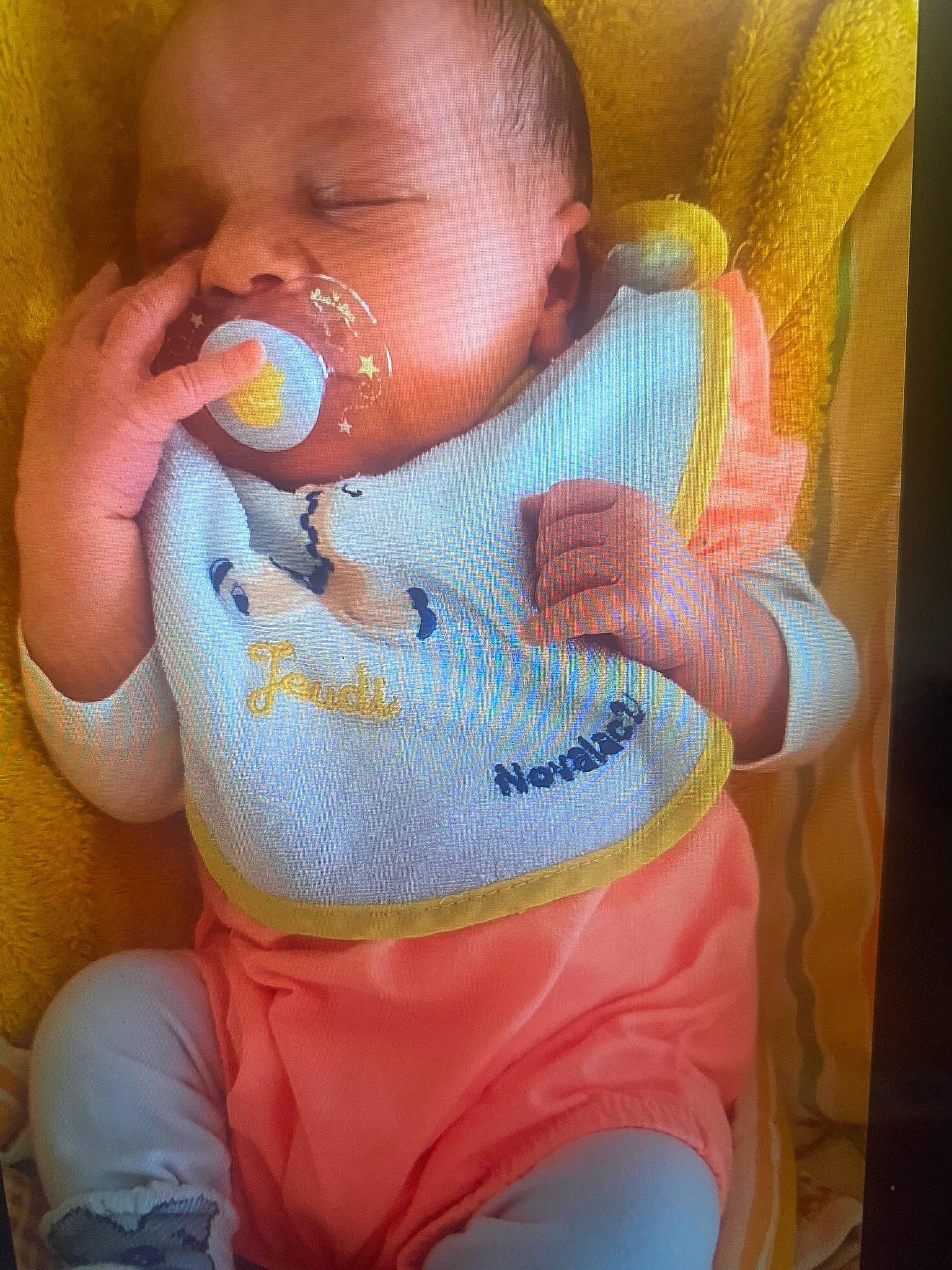 Mélyssa a rejoint le concours — aidez-le/la à gagner de superbes lots ! baby, baby_products, baby_toddler_clothing, cheek, child, comfort, electric_blue, finger, head, lip, mouth, nail, nose, orange, organ, person, pink, skin, sleeve, toddler