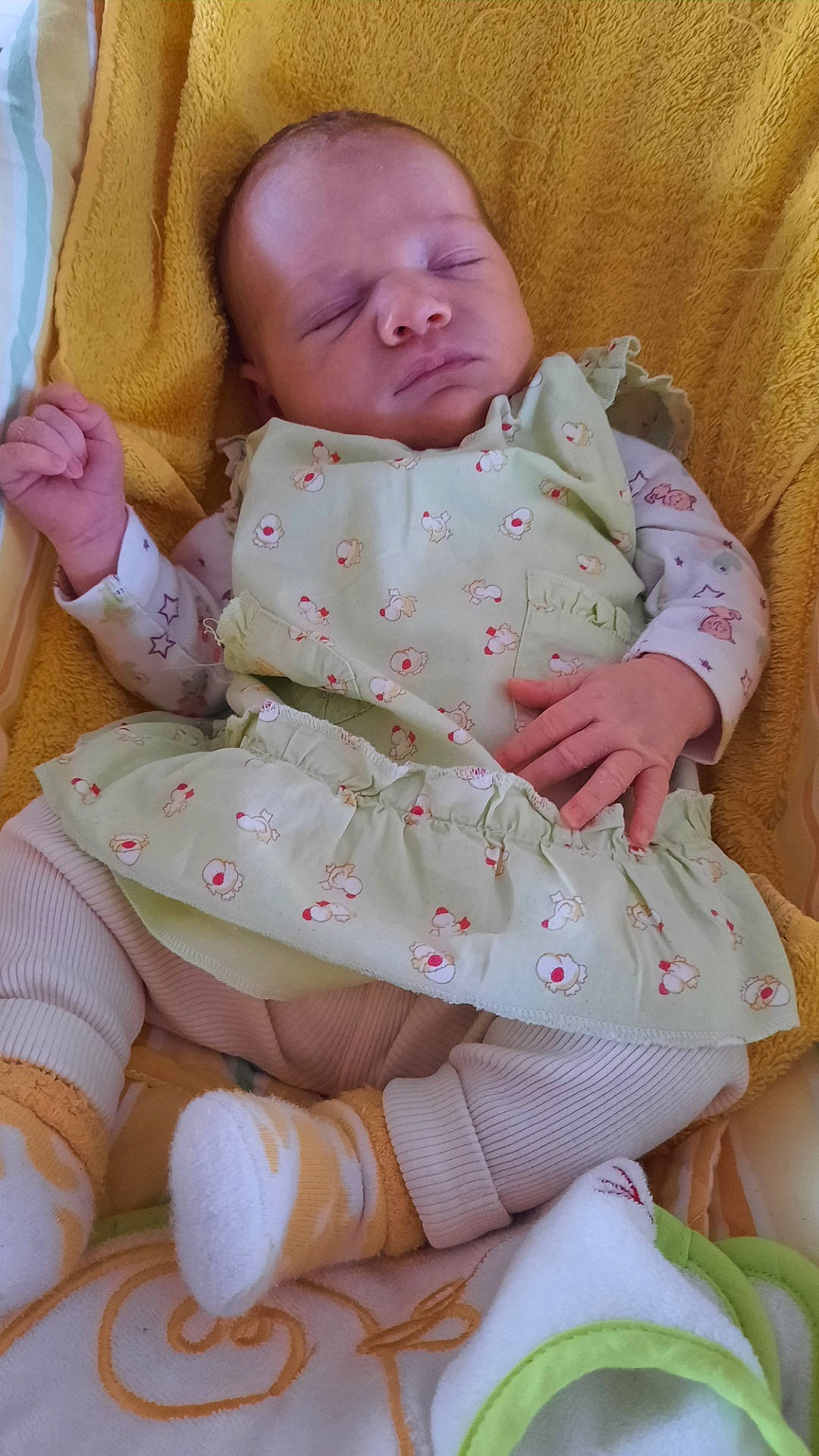 Mélyssa a rejoint le concours — aidez-le/la à gagner de superbes lots ! baby, baby_products, baby_safety, baby_sleeping, baby_toddler_clothing, cheek, child, collar, comfort, face, human_leg, linens, pattern, person, pink, product, skin, sleeve, thigh, toddler