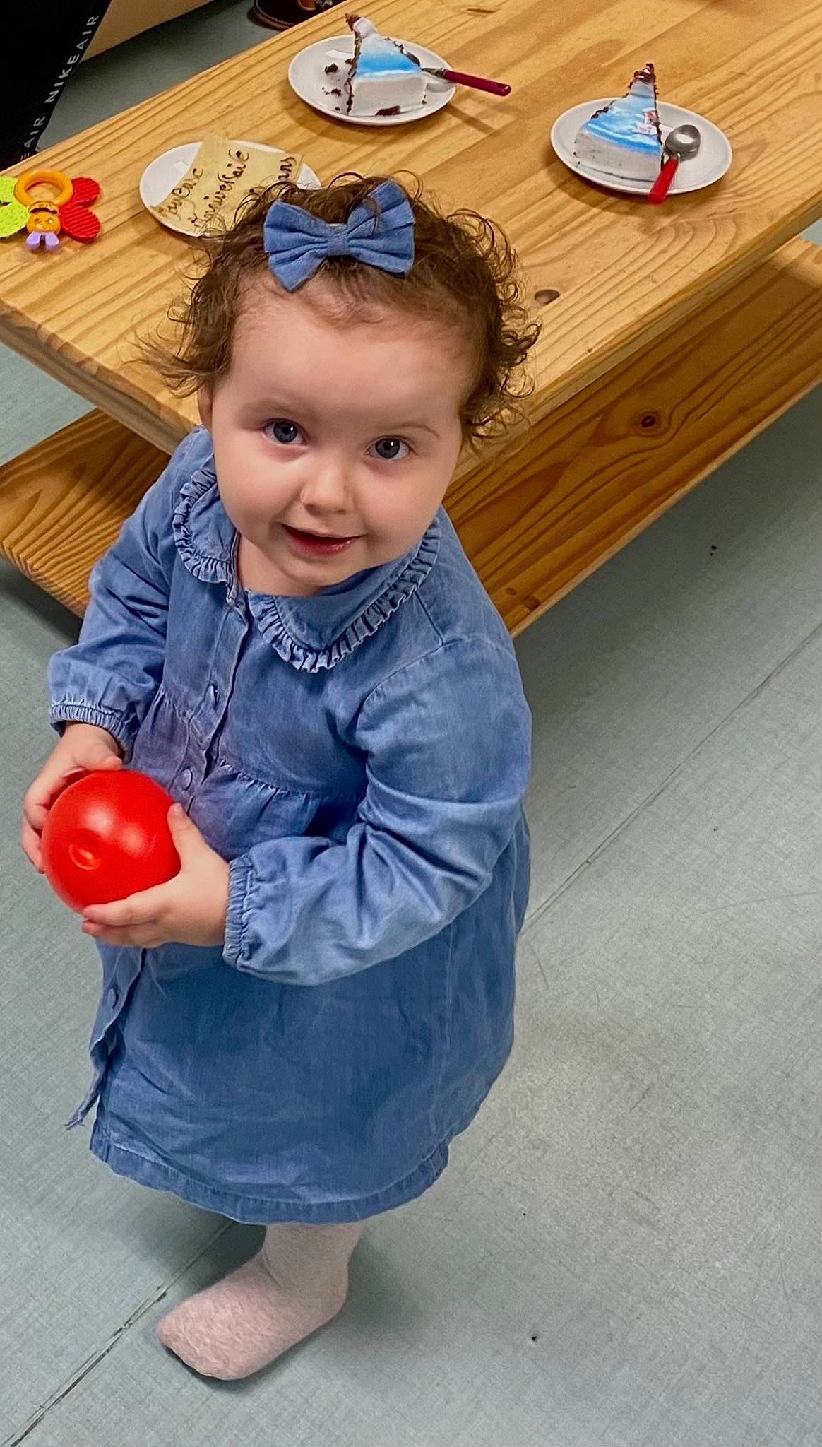 Innaya participe au concours pour gagner de l'argent avec cette photo : baby_toddler_clothing, child, electric_blue, facial_expression, flooring, fun, gesture, hairstyle, happy, head, natural_foods, organ, person, plant, play, sitting, smile, standing, table, toddler