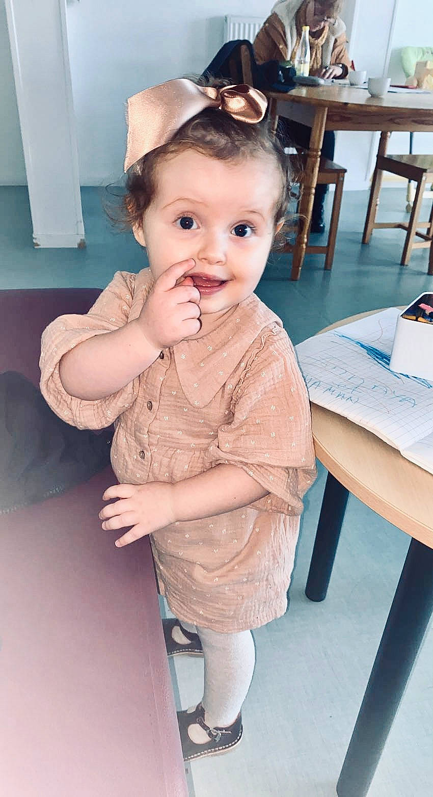 Innaya a rejoint le concours — aidez-le/la à gagner de superbes lots ! baby, baby_toddler_clothing, chair, cheek, child, dress, event, eyelash, fashion_accessory, fun, happy, headband, headpiece, jewellery, person, sitting, skin, sleeve, table, toddler