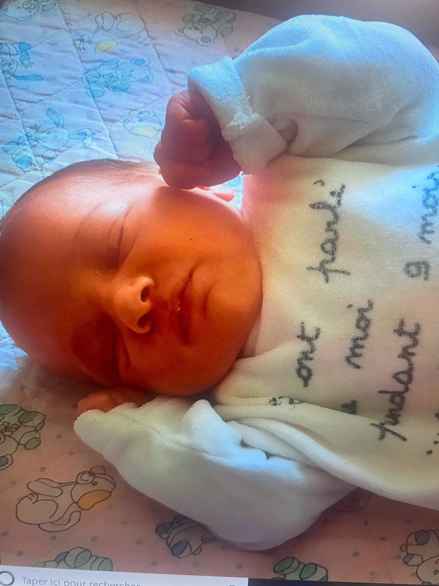 Mélyssa a rejoint le concours — aidez-le/la à gagner de superbes lots ! arm, baby, baby_products, baby_sleeping, bedtime, cheek, chest, child, comfort, ear, finger, hand, handwriting, head, nose, person, room, skin, textile, thumb