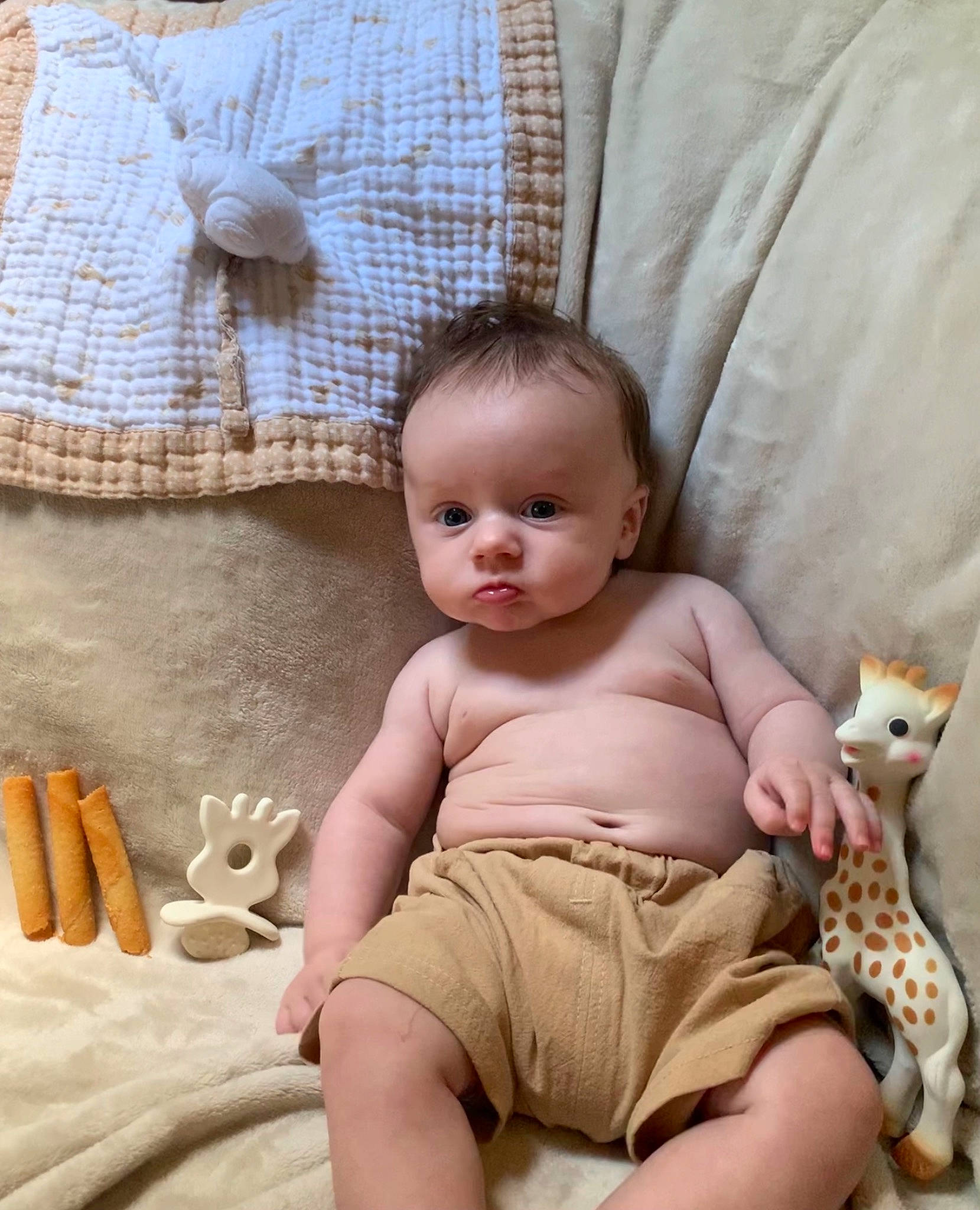 Aroys participe au concours pour gagner de l'argent avec cette photo : abdomen, baby, baby_toddler_clothing, child, comfort, fawn, finger, foot, hand, human_leg, joint, knee, linens, person, pink, sitting, skin, thigh, toddler, white