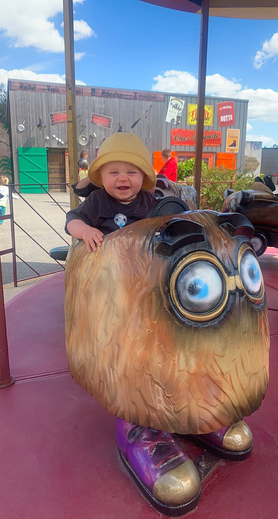 Aroys participe au concours pour gagner de l'argent avec cette photo : child, city, cloud, costume, fictional_character, fun, fur, hat, headwear, hoodie, leisure, mascot, person, plant, recreation, sky, toddler, tree, vacation
