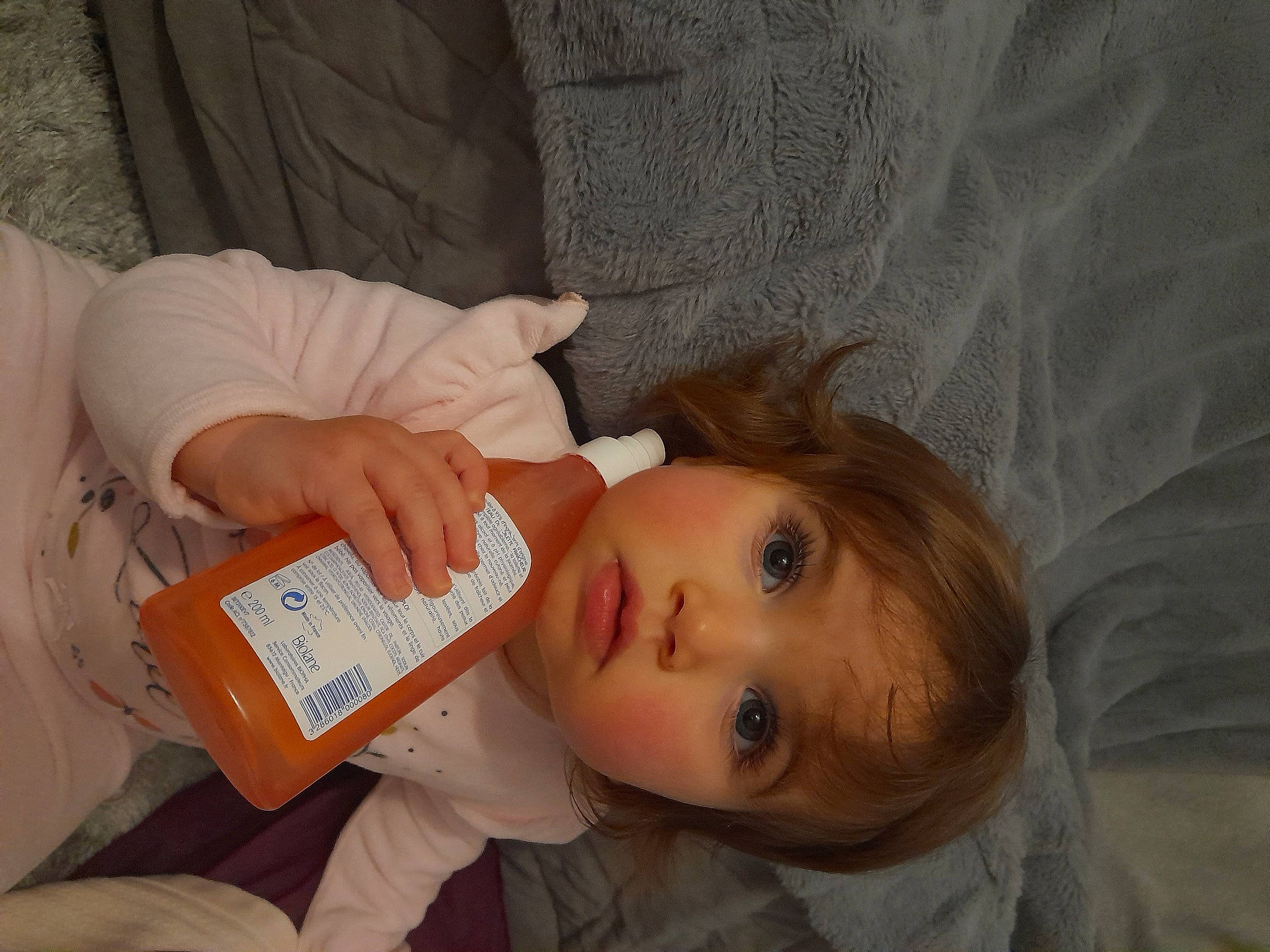 Manessa participe au concours pour gagner de l'argent avec cette photo : baby, brown_hair, cheek, chest, child, comfort, ear, eyebrow, eyelash, fun, gesture, hair_coloring, happy, lip, nail, neck, nose, person, room, toddler