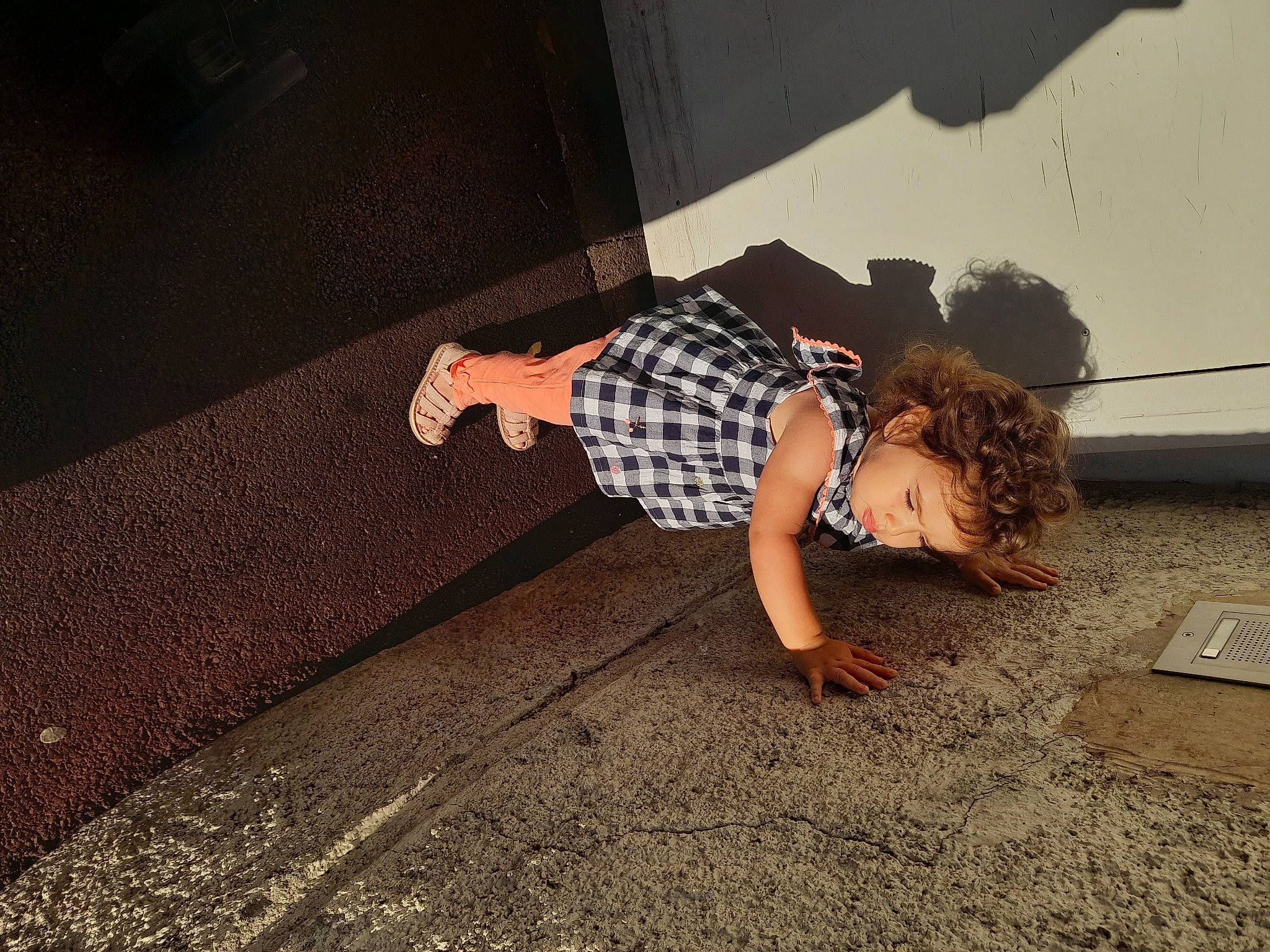 Manessa participe au concours pour gagner de l'argent avec cette photo : asphalt, concrete, floor, flooring, fun, grass, human_leg, knee, pattern, performance_art, person, plaid, road, road_surface, shadow, sidewalk, sitting, thigh, tints_and_shades, waist