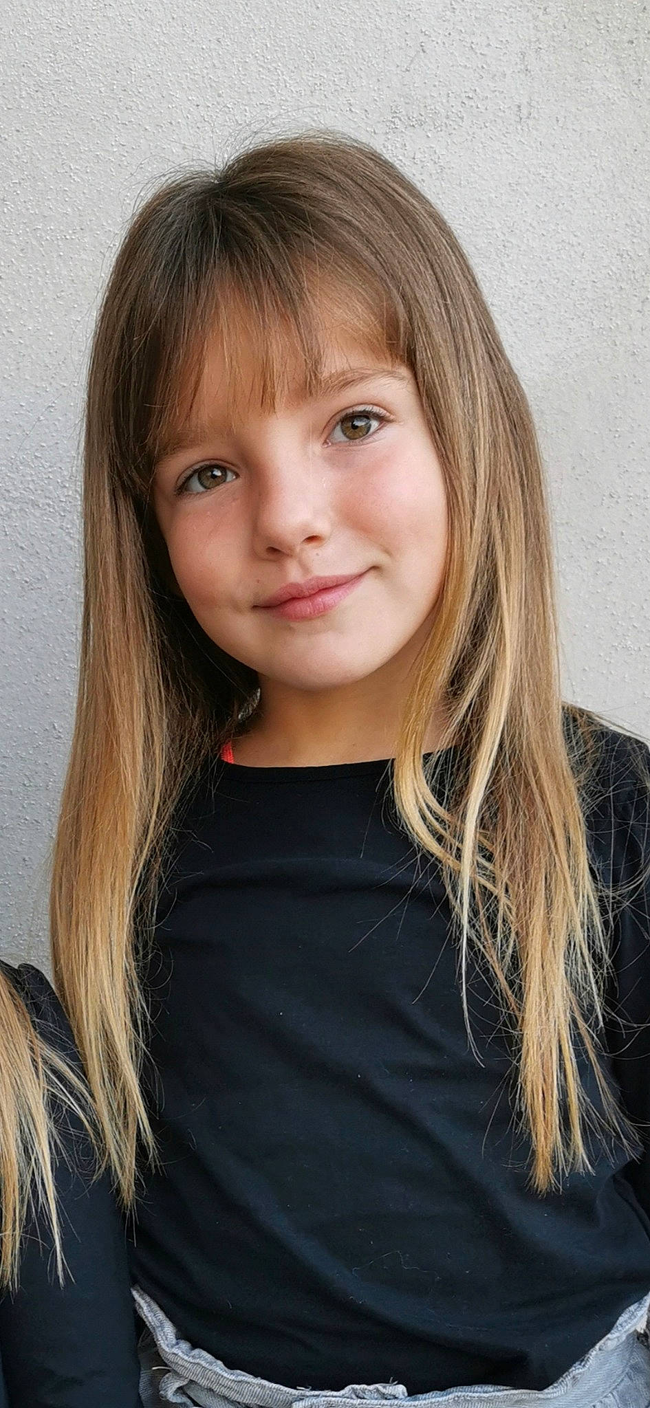 Flora participe au concours pour gagner de l'argent avec cette photo : bangs, blond, brown_hair, cheek, chin, eye, eyebrow, eyelash, flash_photography, happy, iris, jaw, joy, layered_hair, lip, long_hair, person, shoulder, sleeve, smile