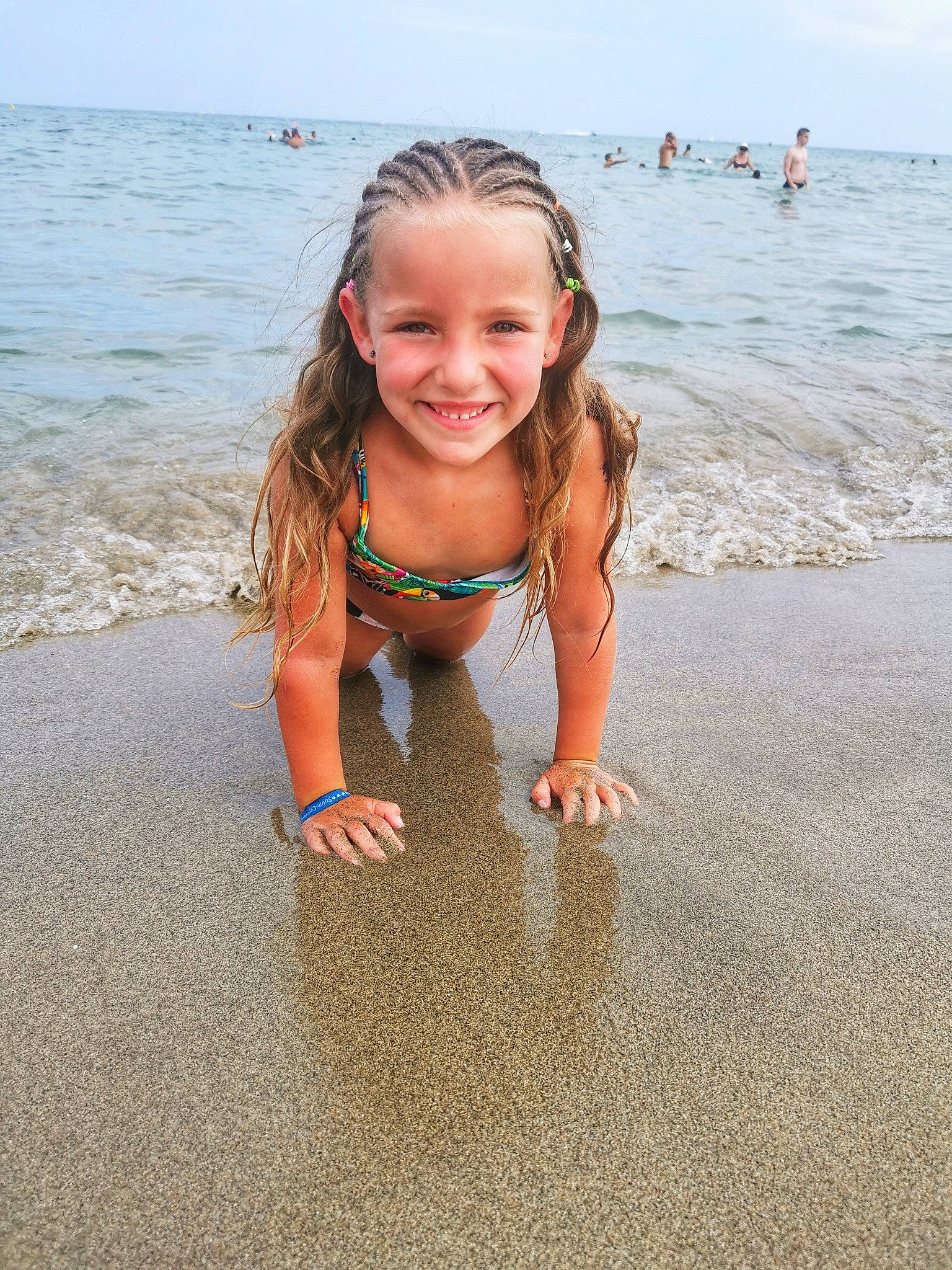 Flora a rejoint le concours — aidez-le/la à gagner de superbes lots ! barefoot, beach, fun, happy, human_leg, joy, leg, leisure, people_in_nature, people_on_beach, person, recreation, sand, sky, smile, summer, thigh, toddler, travel, water