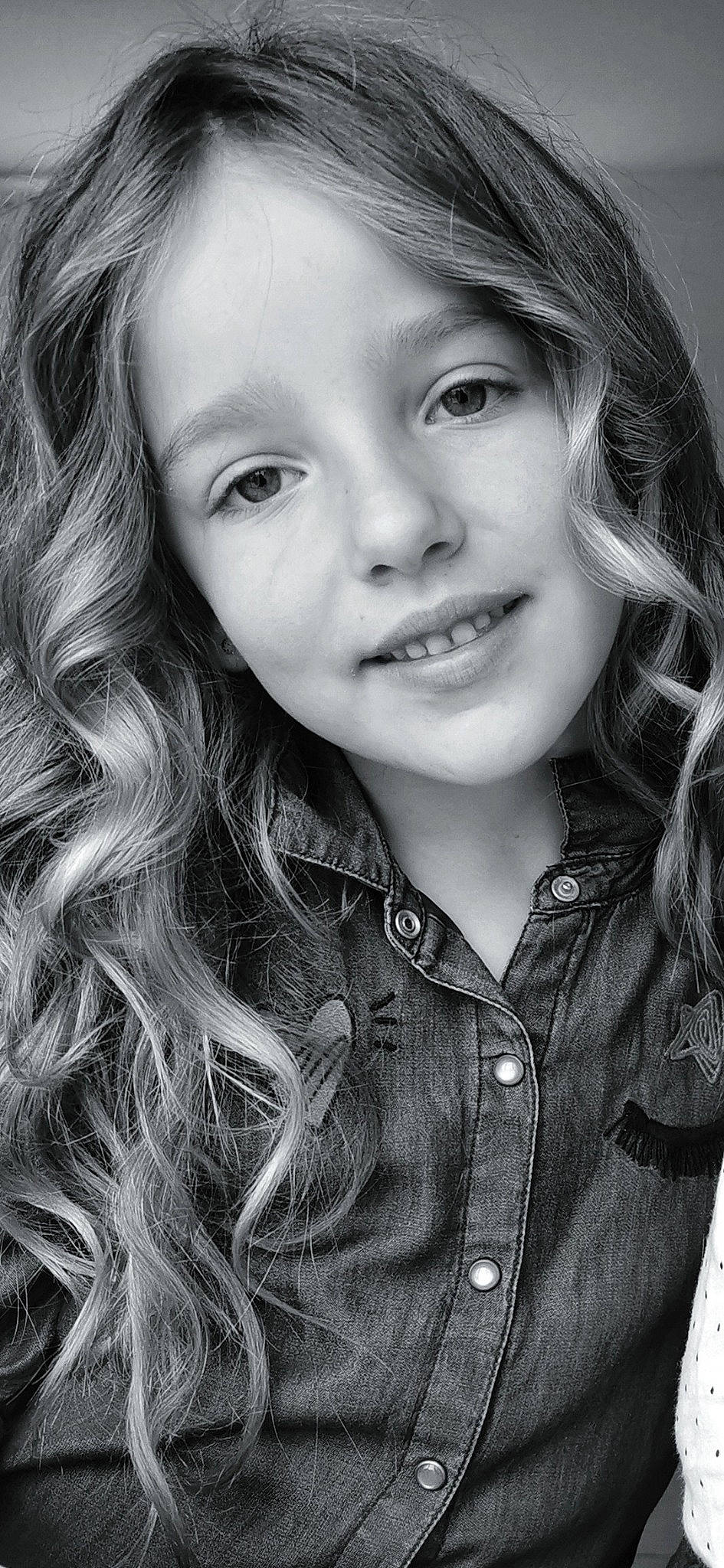 Flora a rejoint le concours — aidez-le/la à gagner de superbes lots ! black, cheek, chin, eye, eyebrow, eyelash, face, flash_photography, forehead, hair, hairstyle, head, joy, lip, mouth, nose, organ, person, photograph, skin