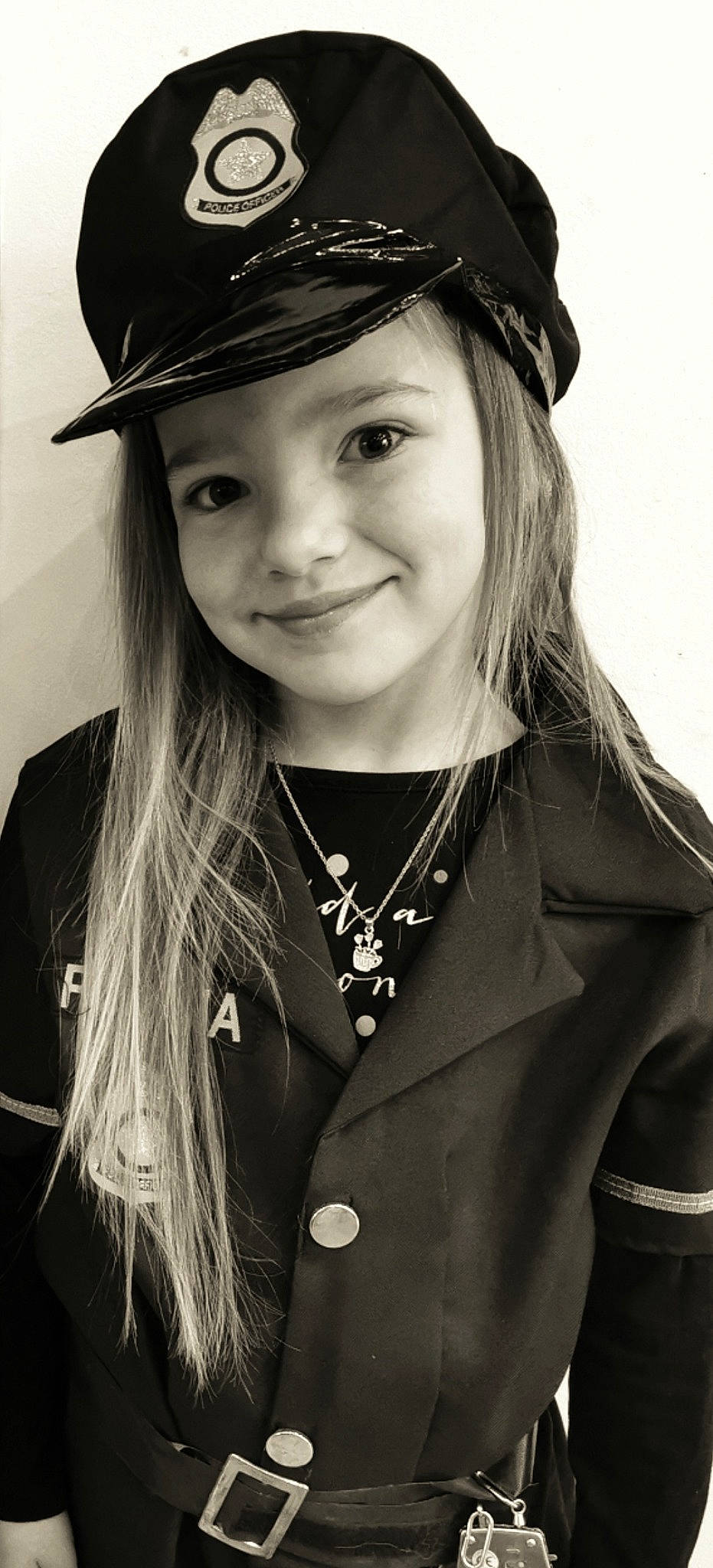 Flora participe au concours pour gagner de l'argent avec cette photo : black, black_and_white, chin, eye, eyebrow, facial_expression, fashion, flash_photography, hair, hairstyle, happy, hat, headwear, human, joy, lip, person, photograph, sleeve, smile