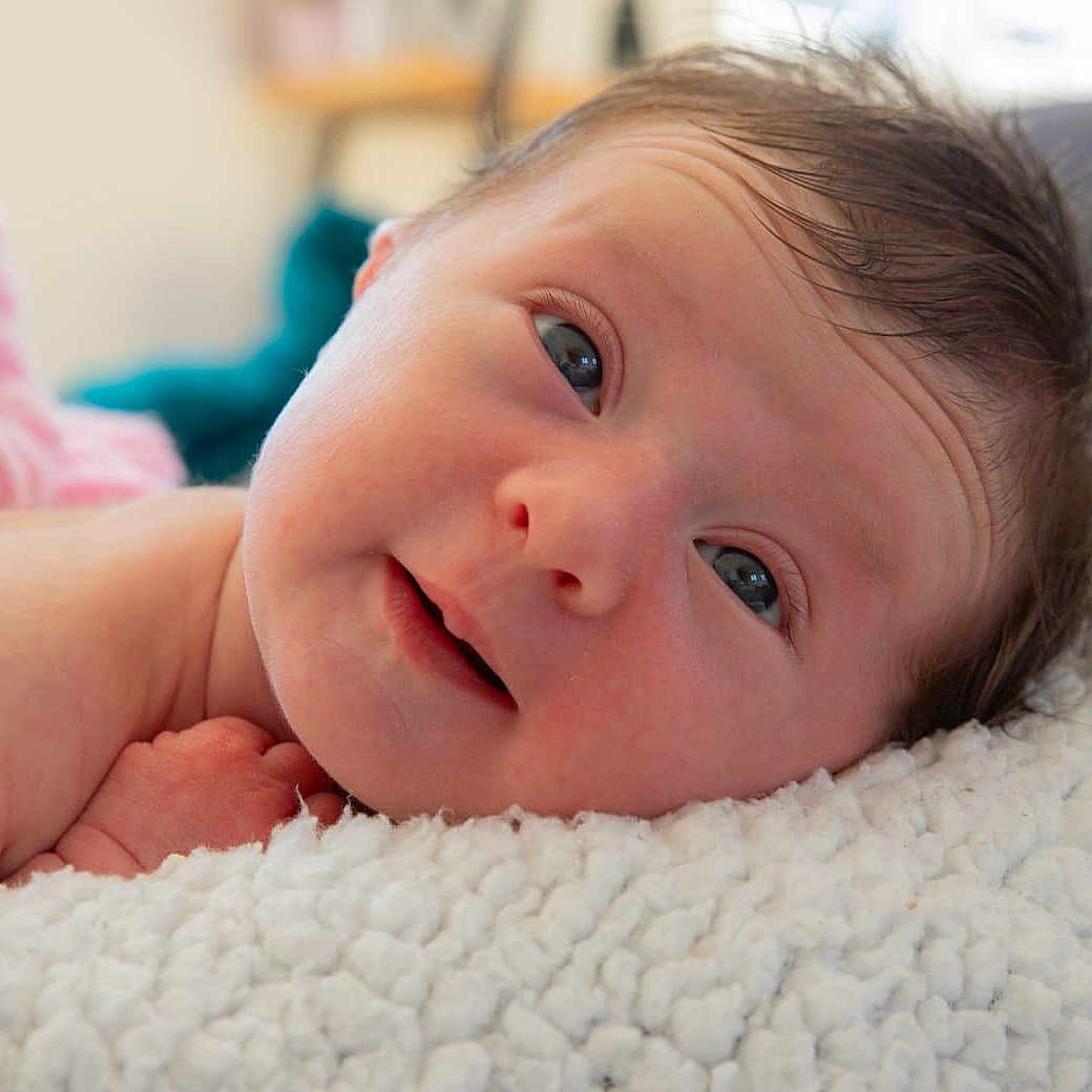 Isaura a rejoint le concours — aidez-le/la à gagner de superbes lots ! baby, blanket, bodypart, cushion, face, finger, hand, happy, head, homedecor, newborn, person, photography, portrait, quilt, sleeping, smile, towel