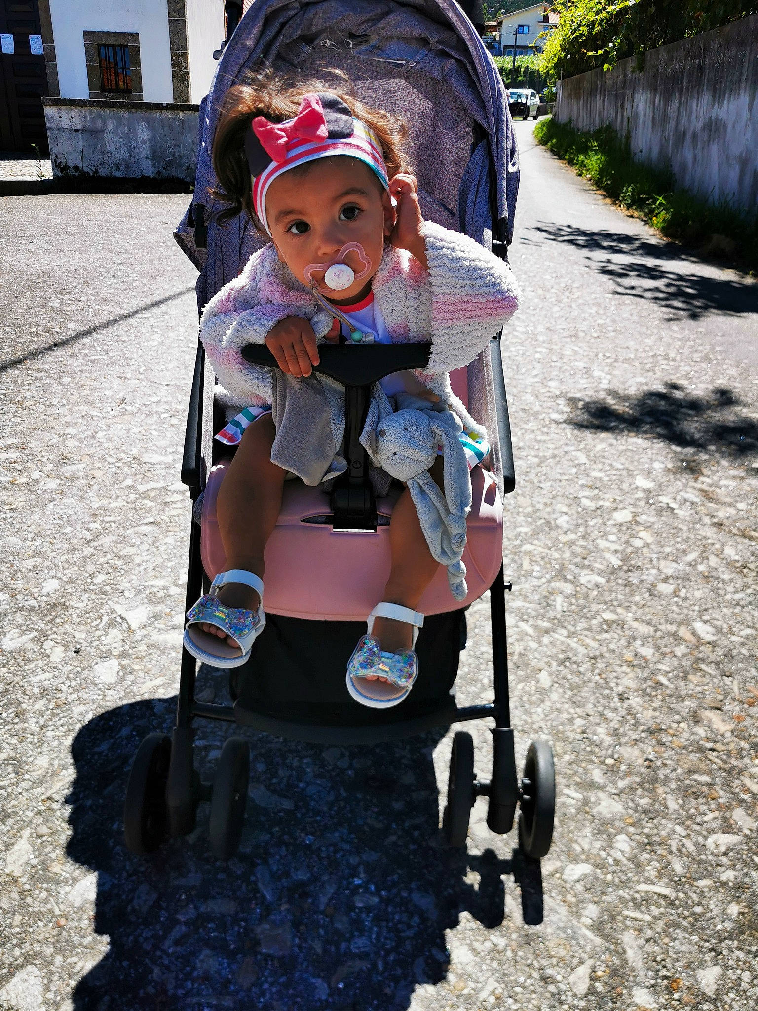 Ghjulia a rejoint le concours — aidez-le/la à gagner de superbes lots ! baby_carriage, baby_products, child, costume, headwear, person, plant, product, toddler