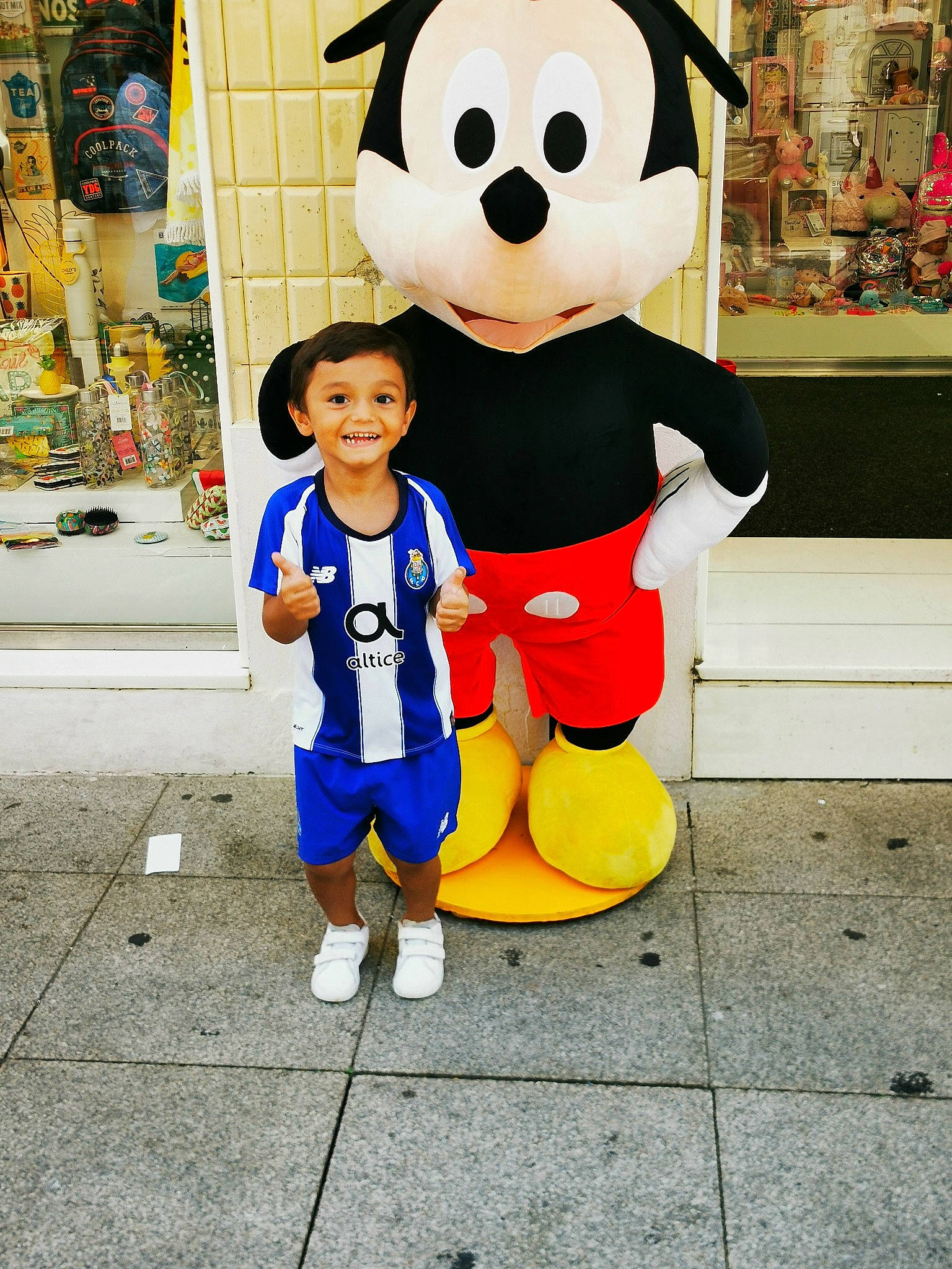 Lorenzo participe au concours pour gagner de l'argent avec cette photo : animated_cartoon, child, costume, fictional_character, fun, joy, mascot, person, smile, stuffed_toy, toy, vacation, world, yellow