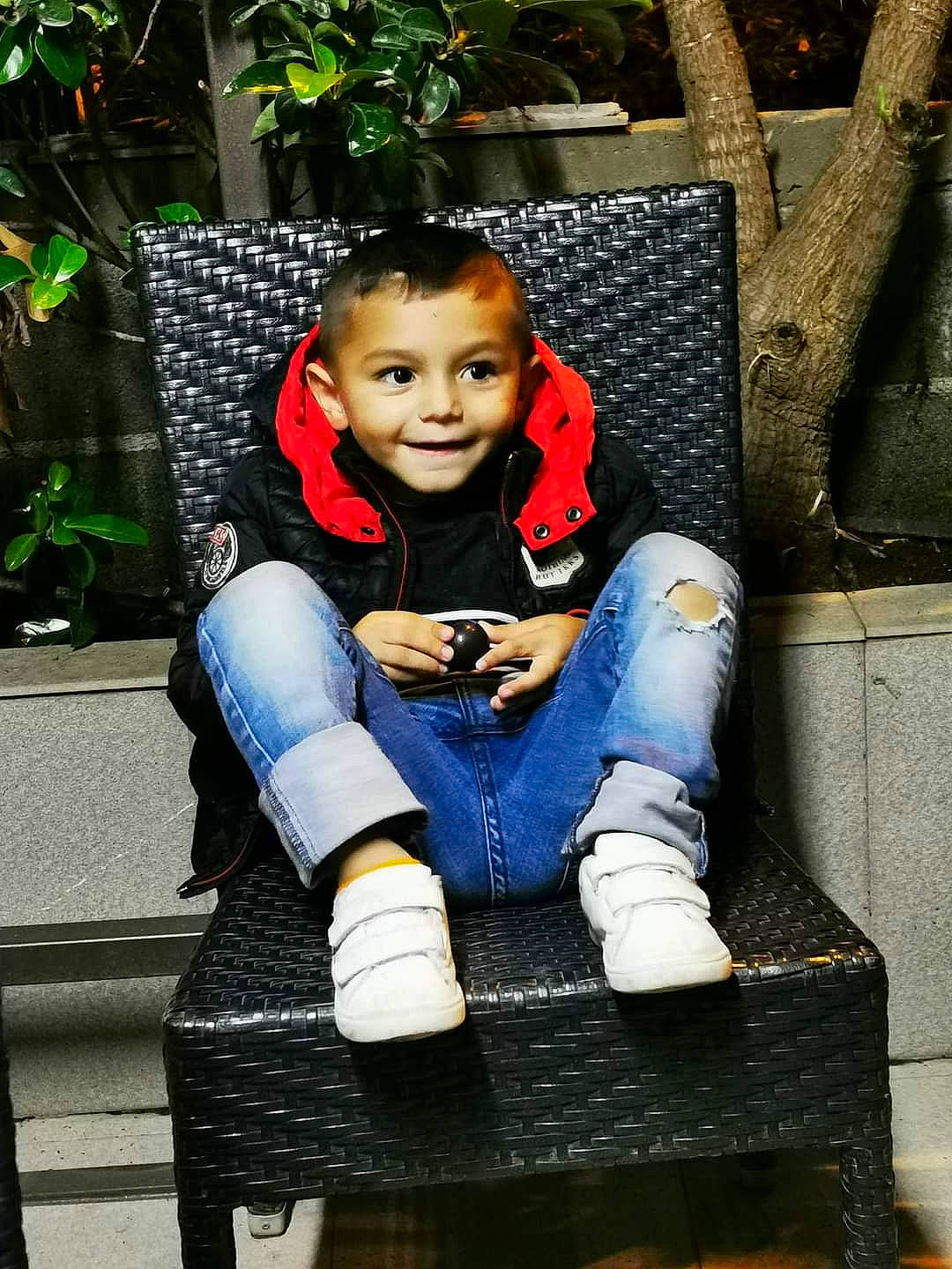 Lorenzo a rejoint le concours — aidez-le/la à gagner de superbes lots ! child, child_model, fictional_character, joy, leg, person, sitting, smile, toddler, tree