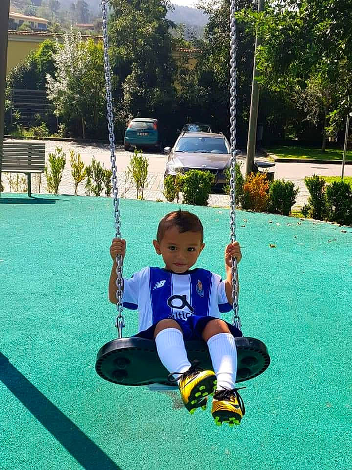 Lorenzo a rejoint le concours — aidez-le/la à gagner de superbes lots ! child, fun, games, grass, leisure, outdoor_play_equipment, person, play, playground, recreation, swing, toddler, tree, vacation