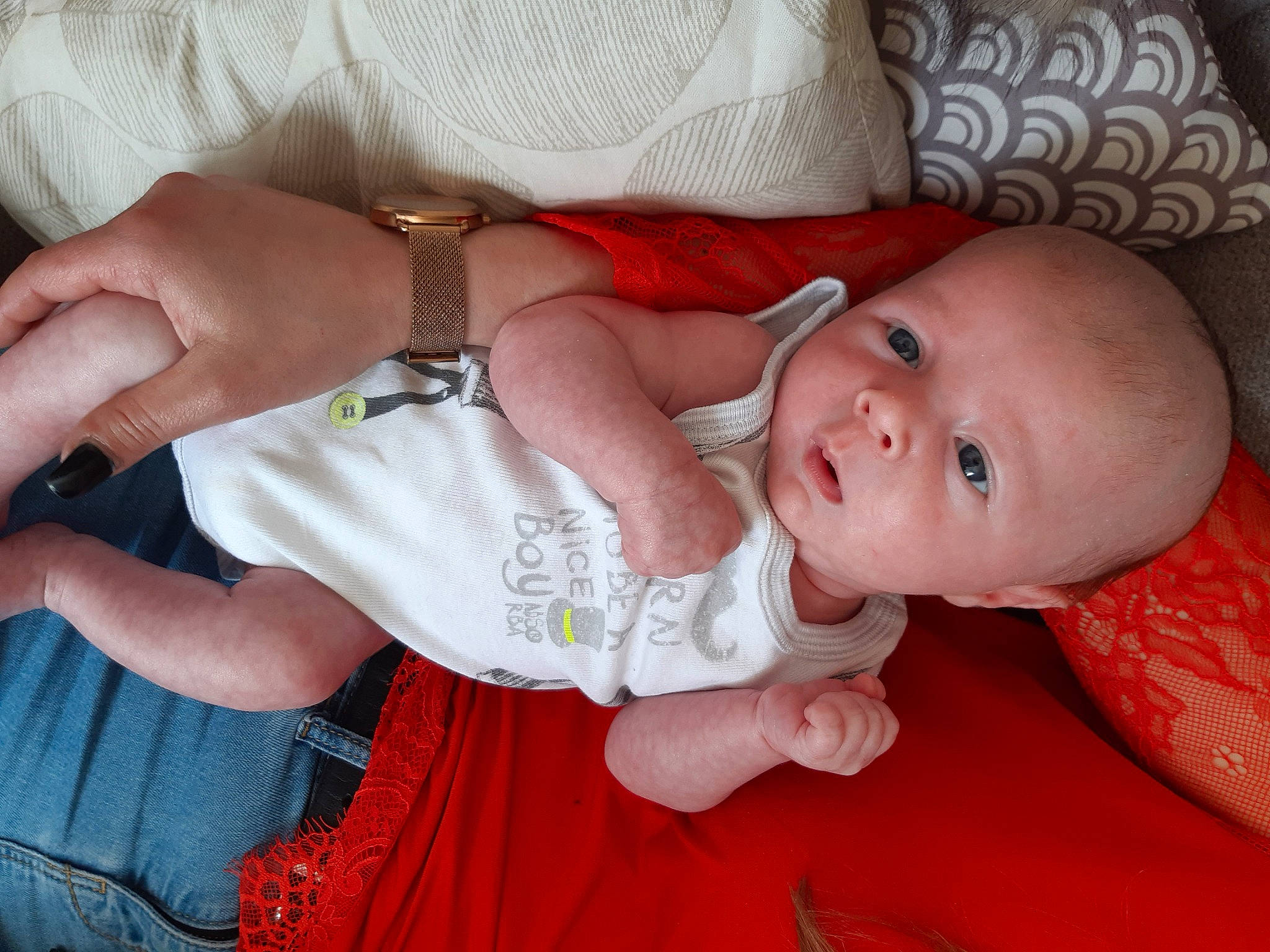 Raphaël a rejoint le concours — aidez-le/la à gagner de superbes lots ! baby, baby_toddler_clothing, cheek, child, comfort, eye, face, finger, gesture, hand, head, iris, lip, nail, person, pink, product, skin, sleeve, toddler