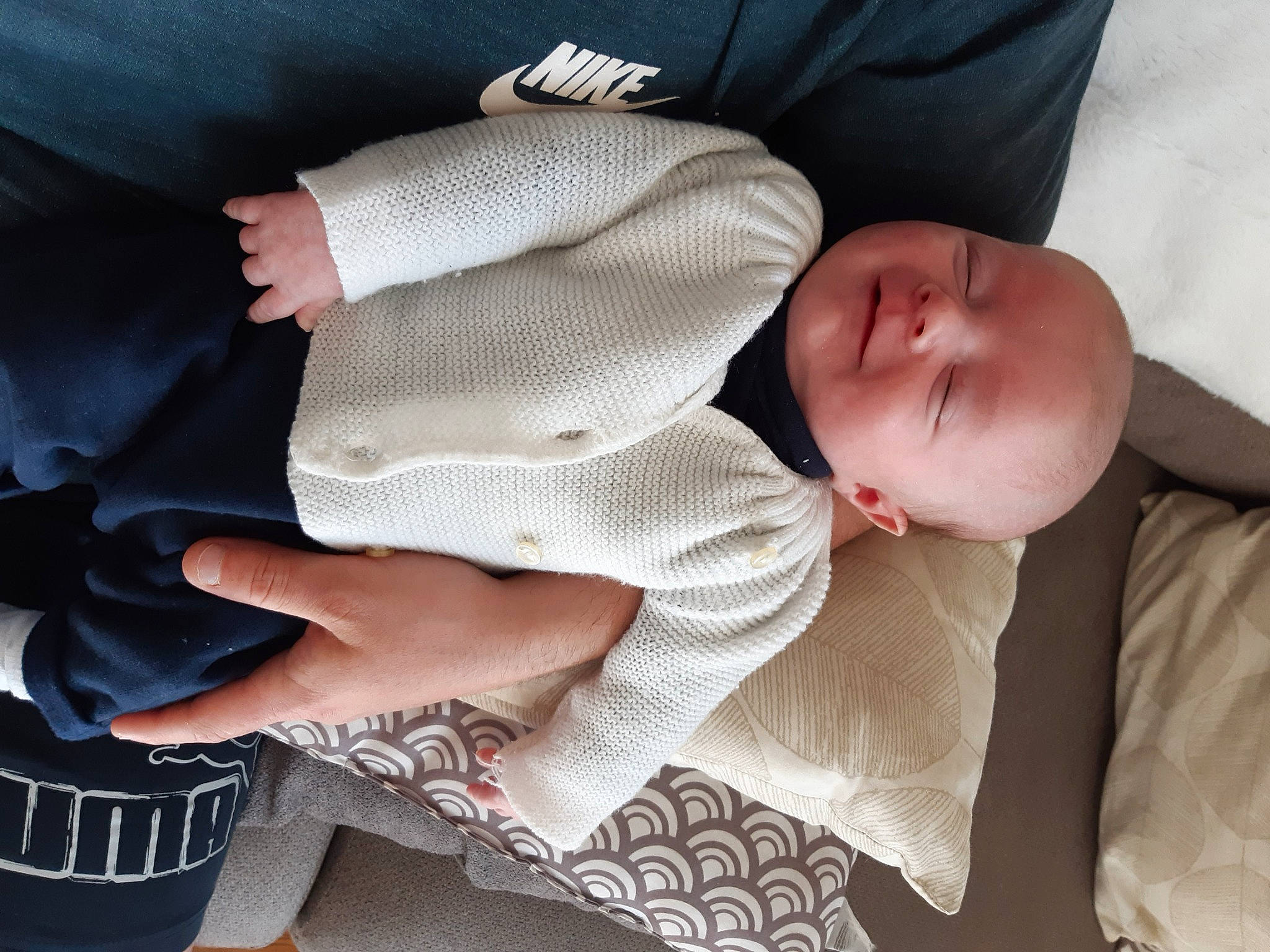 Raphaël a rejoint le concours — aidez-le/la à gagner de superbes lots ! baby, baby_products, baby_toddler_clothing, comfort, dress_shirt, elbow, finger, gesture, glasses, hand, human_body, human_leg, joint, knee, leg, outerwear, person, sleeve, textile, toddler