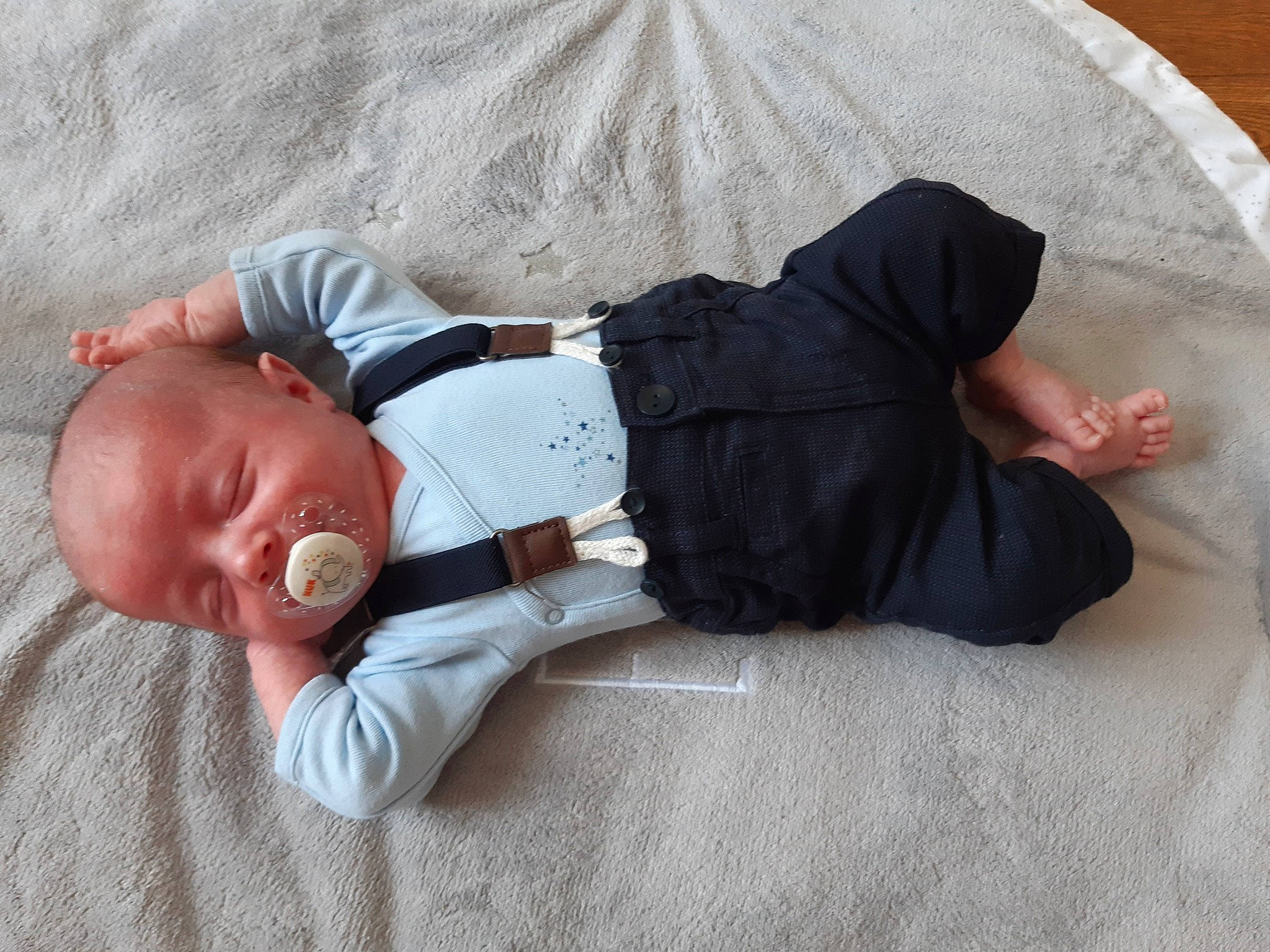 Raphaël participe au concours pour gagner de l'argent avec cette photo : abdomen, baby, baby_toddler_clothing, child, collar, comfort, dress_shirt, elbow, fashion_accessory, joint, knee, linens, mammal, nap, person, sitting, skin, sleep, sleeve, textile