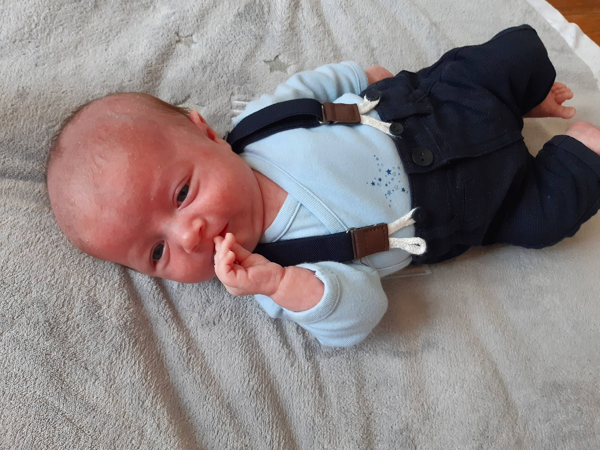 Raphaël a rejoint le concours — aidez-le/la à gagner de superbes lots ! baby, baby_toddler_clothing, cheek, child, comfort, finger, flooring, hardwood, head, linens, mammal, people, person, product, sitting, skin, sleeve, textile, thumb, toddler