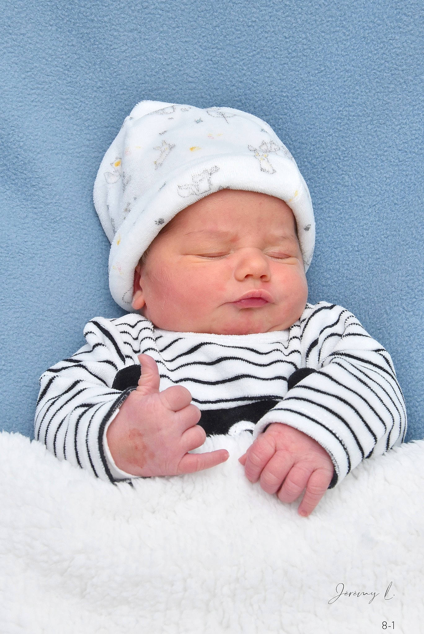 Leo participe au concours pour gagner de l'argent avec cette photo : baby, baby_products, baby_sleeping, baby_toddler_clothing, beanie, cap, cheek, child, chin, comfort, eye, face, gesture, head, headwear, human_body, linens, person, skin, sleeve