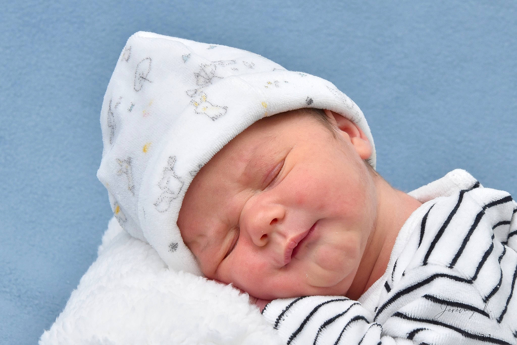 Leo a rejoint le concours — aidez-le/la à gagner de superbes lots ! baby, baby_products, baby_sleeping, baby_toddler_clothing, beanie, bedtime, cap, cheek, child, childbirth, comfort, happy, headwear, linens, nap, person, portrait_photography, room, sleep, sleeve