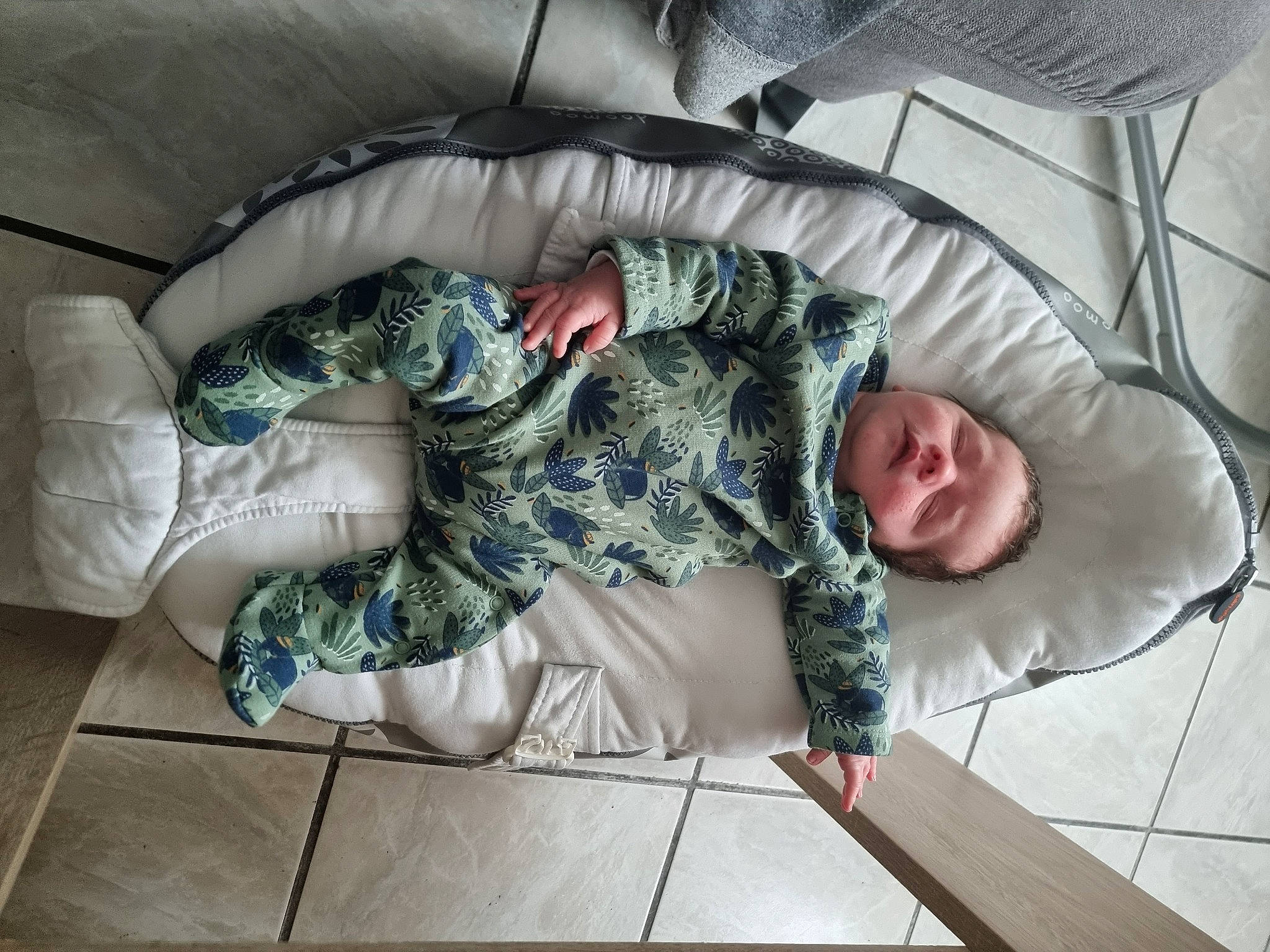 Leo a rejoint le concours — aidez-le/la à gagner de superbes lots ! baby, camouflage, cargo_pants, child, comfort, flooring, linens, military_camouflage, military_person, nap, pattern, person, room, sitting, sleep, soldier, toddler, uniform, wood