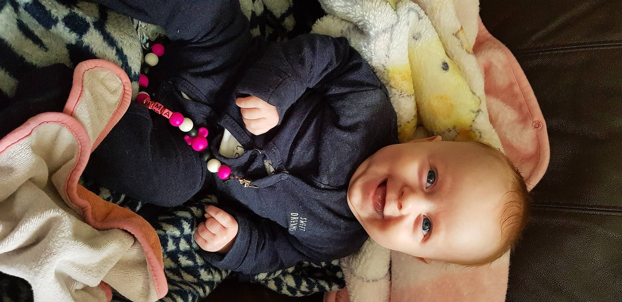 Emma participe au concours pour gagner de l'argent avec cette photo : child, person, toddler