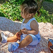 Alba a rejoint le concours — aidez-le/la à gagner de superbes lots ! toddler, child, outdoor, blanket, snack, grass, trees, greenery, sunlight, pigtails, shoes, socks, summer, nature, picnic, side_profile, clothing, casual, daylight, park