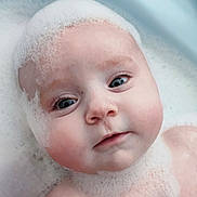 Margot participe au concours pour gagner de l'argent avec cette photo : baby, infant, bathtub, soap_bubbles, foam, closeup, portrait, face, blue_eyes, cheeks, wet_skin, head, eyelashes, bathtime, cute, skin, water, playful, innocent, smile