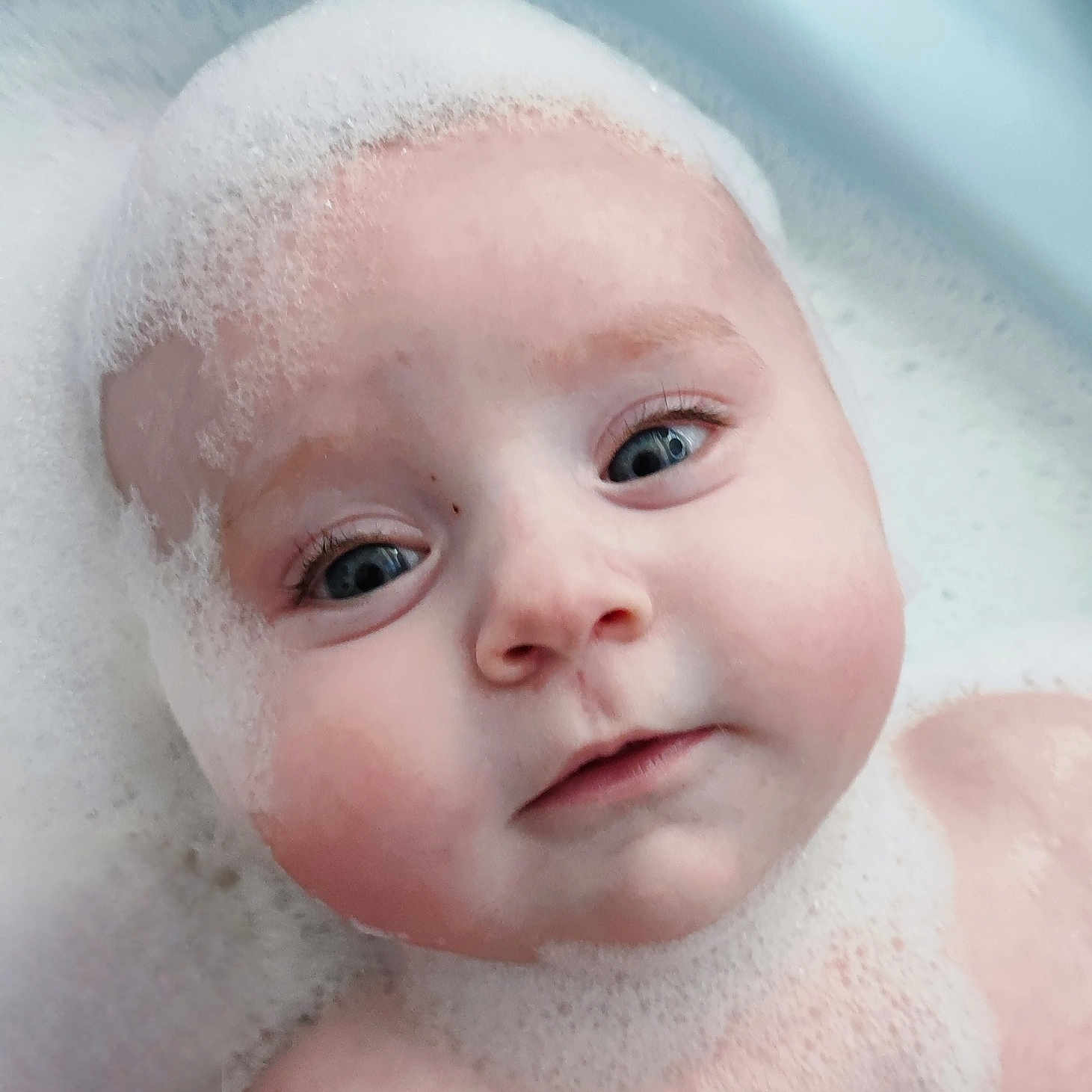 Margot participe au concours pour gagner de l'argent avec cette photo : baby, bathtime, bathtub, blue_eyes, cheeks, closeup, cute, eyelashes, face, foam, head, infant, innocent, playful, portrait, skin, smile, soap_bubbles, water, wet_skin