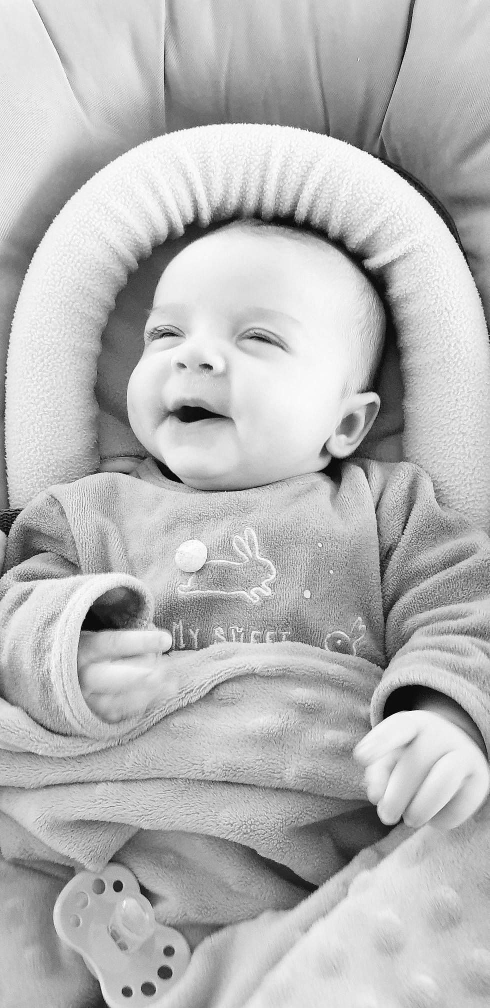 Mona a rejoint le concours — aidez-le/la à gagner de superbes lots ! baby, baby_toddler_clothing, cheek, child, chin, comfort, face, flash_photography, happy, iris, monochrome, monochrome_photography, person, photograph, product, skin, sleeve, smile, snapshot, toddler